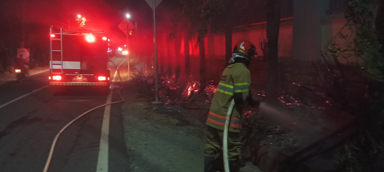 Damkarmat Bojonegoro Berhasil Padamkan Kebakaran Ranting Pohon di Depan SMP Negeri 1 Temayang