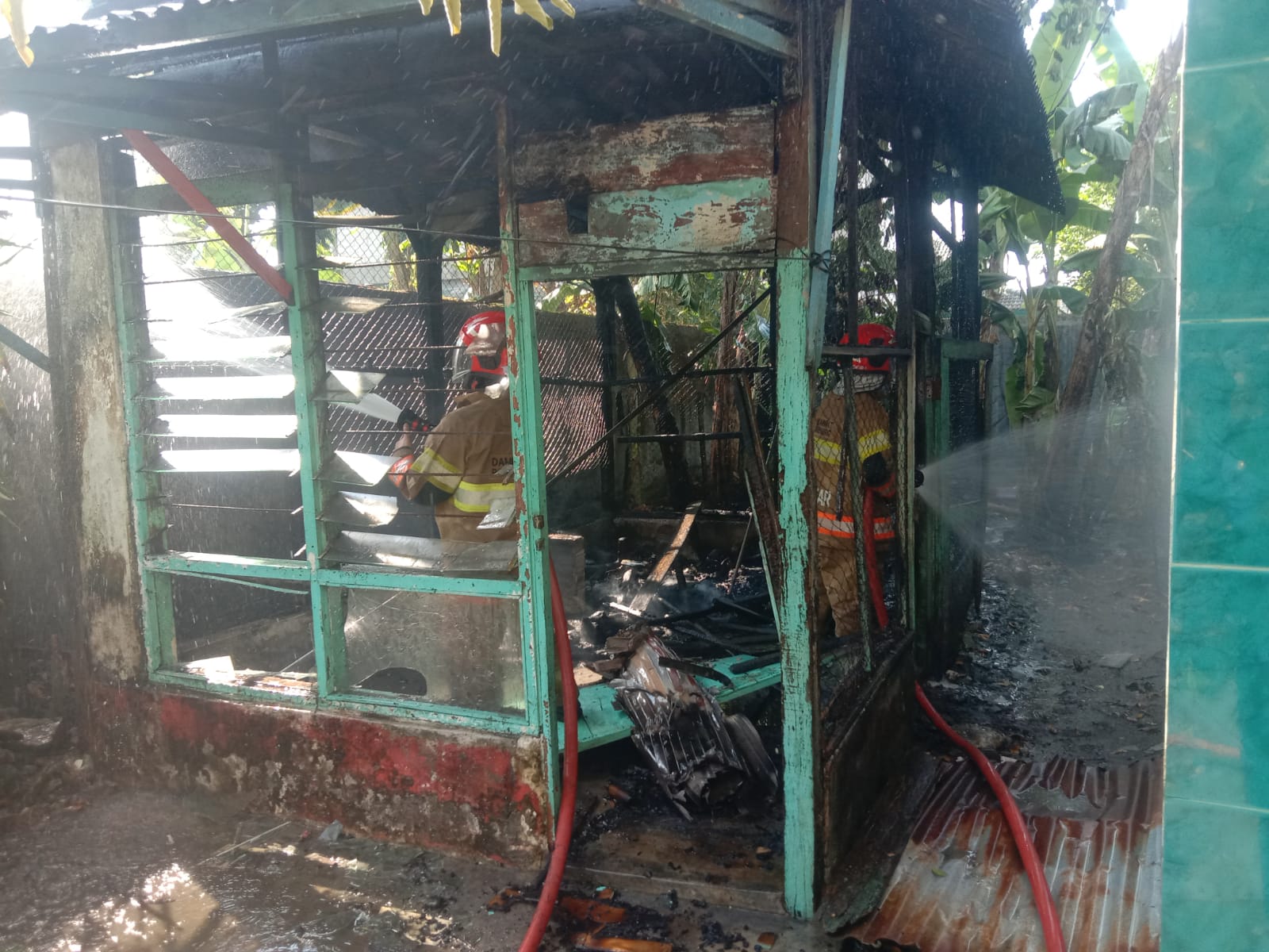 Damkarmat Bojonegoro Berhasil Kendalikan Kebakaran Rumah Tidak Berpenghuni di Kelurahan Sumbang