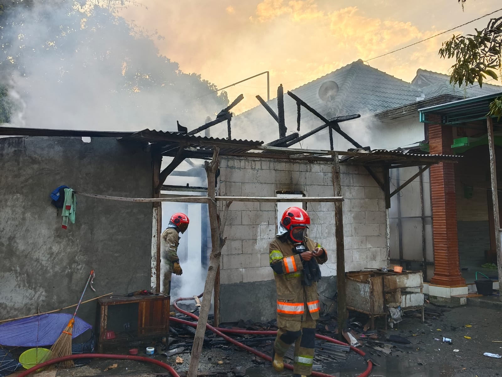 Damkarmat Bojonegoro Tangani Kebakaran Rumah di Desa Bendo