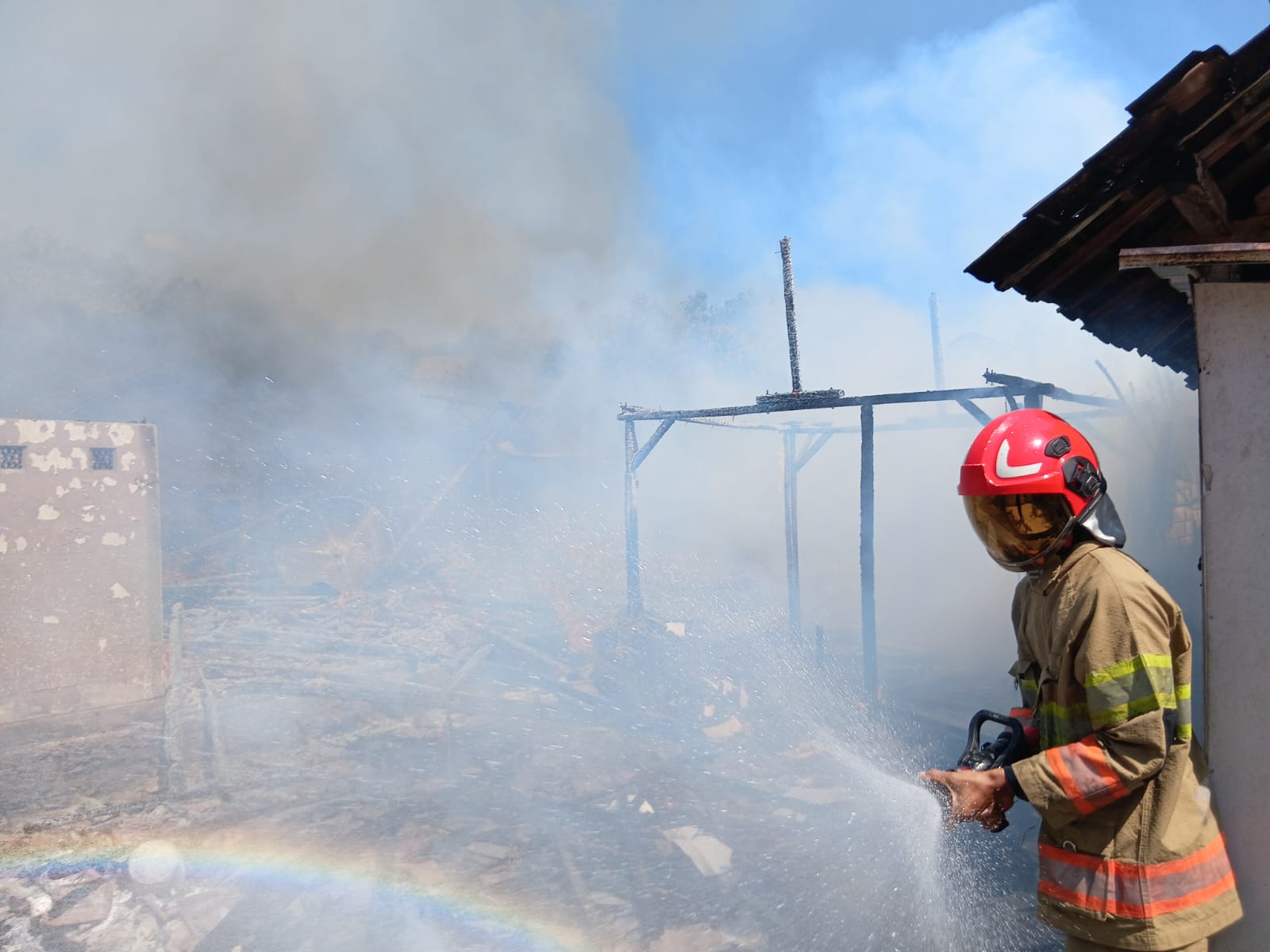 Damkarmat Bojonegoro Tangani Kebakaran Tiga Rumah di Desa Kedungsumber.