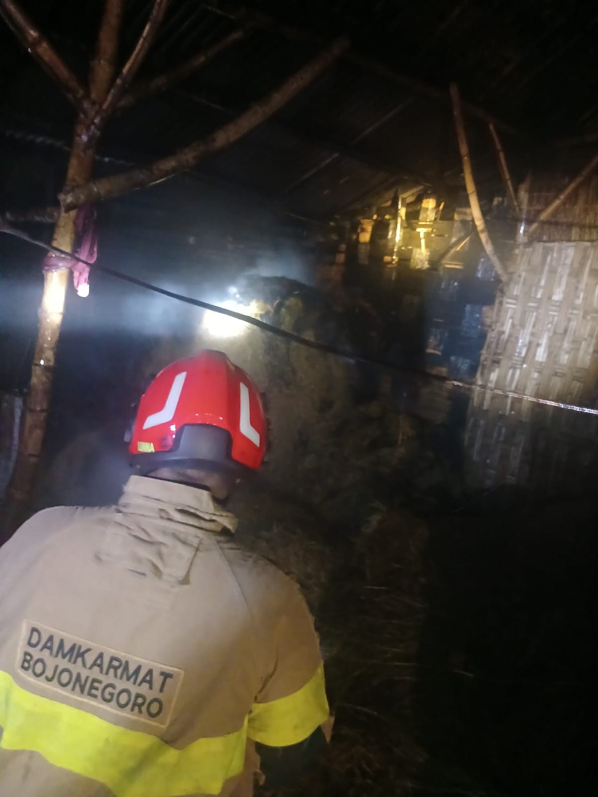 Damkarmat Bojonegoro Berhasil Cegah Perambatan Kebakaran Kandang Sapi di Desa Jamberejo