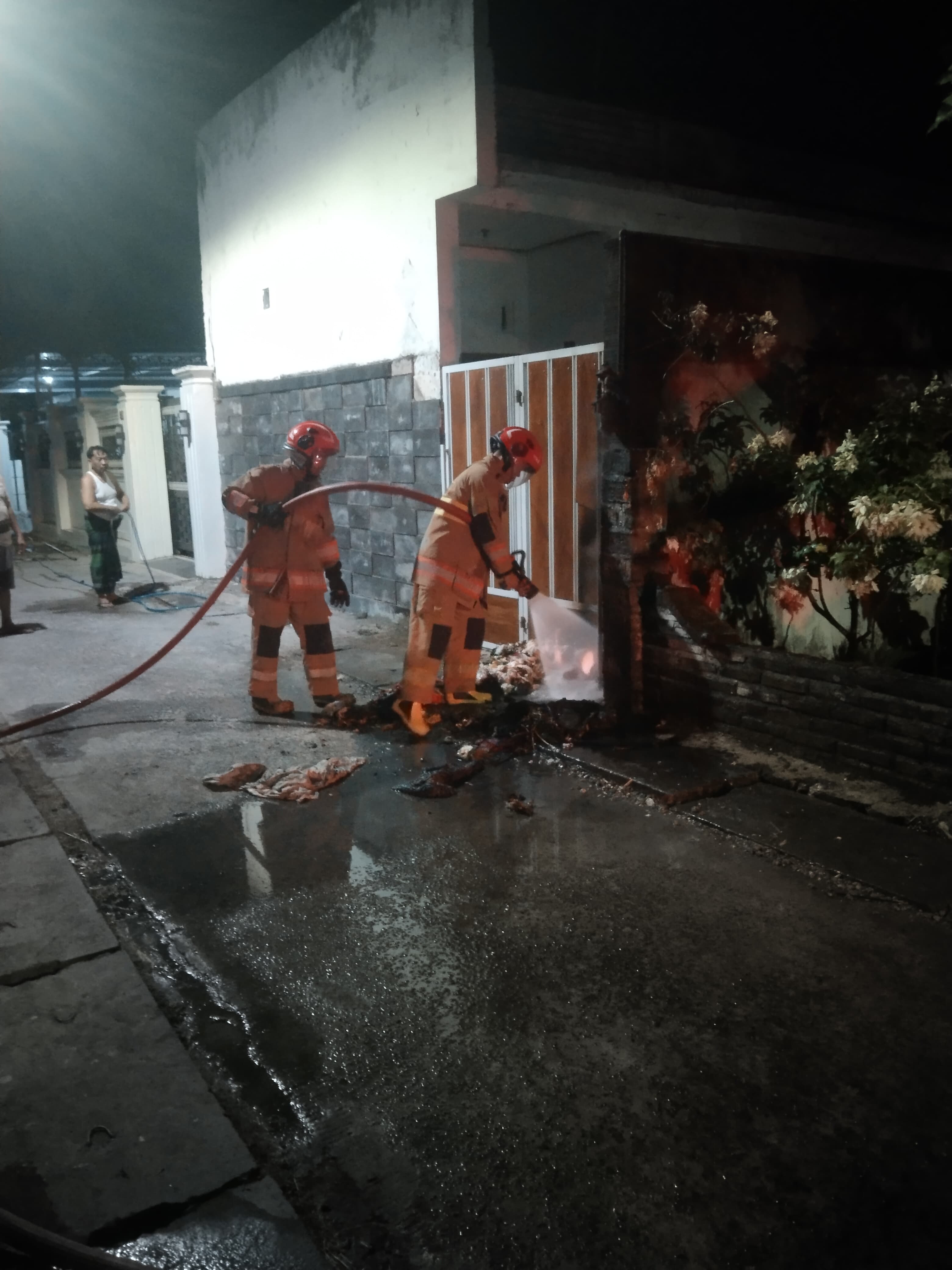 Damkarmat Bojonegoro Tangani Kebakaran Akibat Kebocoran Sambungan Pipa Gas di Kelurahan Kadipaten