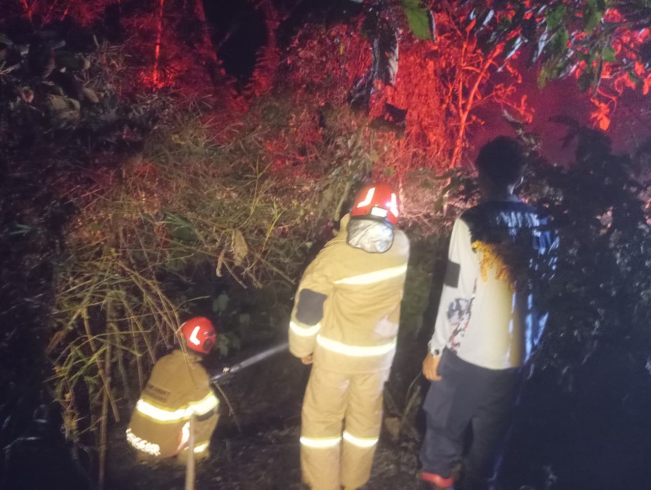 Damkarmat Bojonegoro Berhasil Cegah Perambatan Kebakaran Lahan di Desa Nganti