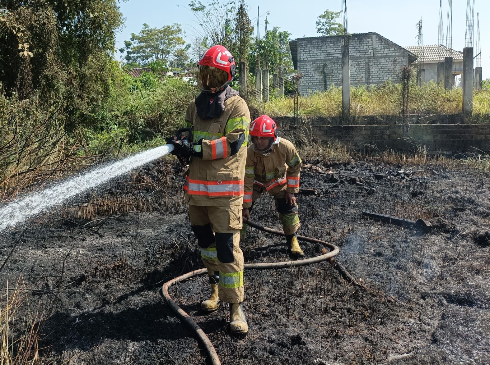 Damkarmat Bojonegoro Berhasil Padamkan Kebakaran Lahan di Kelurahan Ngrowo