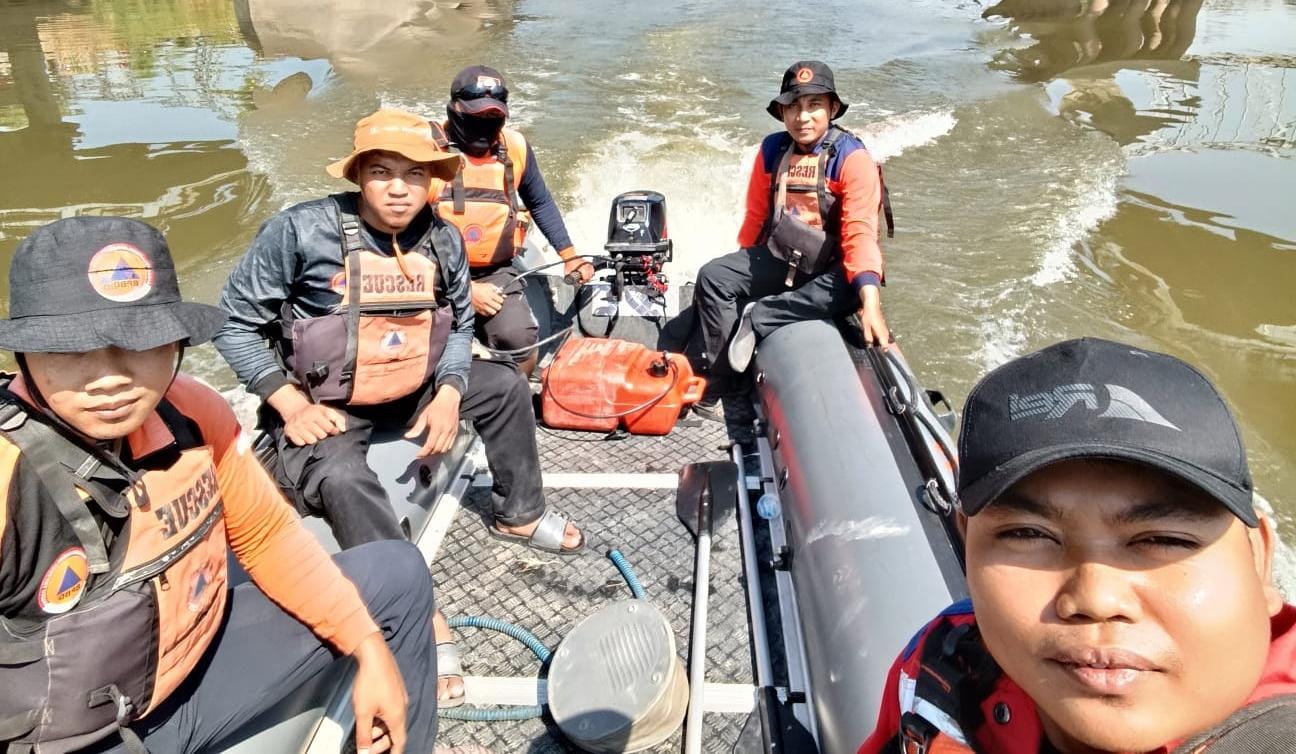 Tim Rescue Damkarmat Bojonegoro Back Up Operasi Pencarian Korban Laka Air di Bengawan Solo