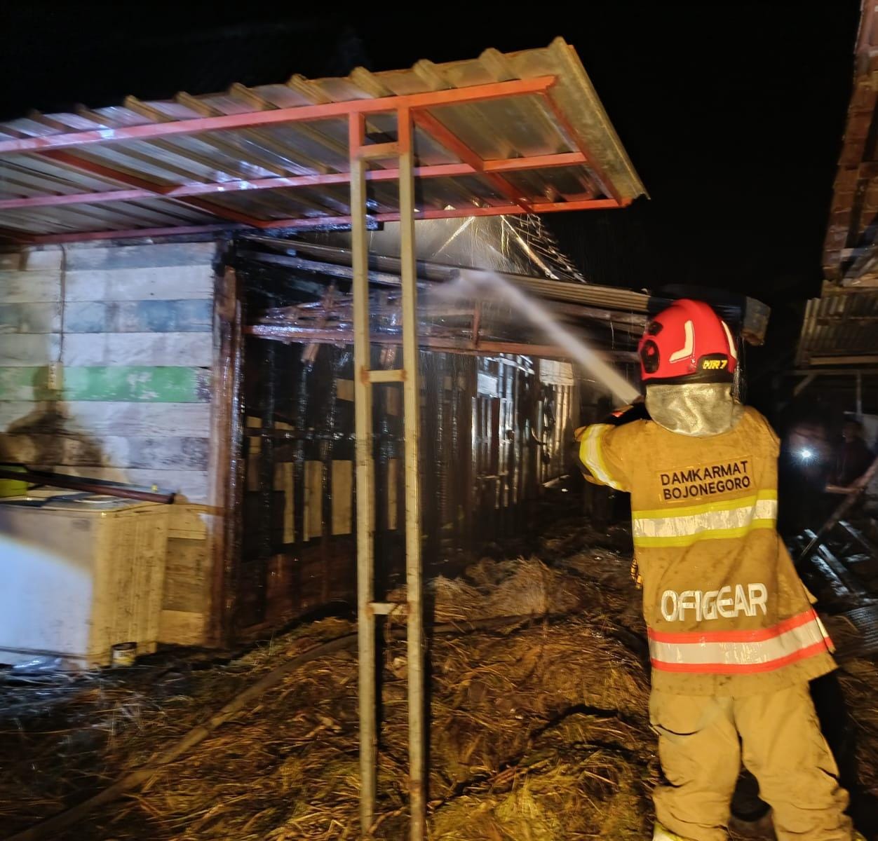 Damkarmat Pos Ngasem Berhasil Cegah Kebakaran Rumah yang Difungsikan Sebagai Kandang Sapi