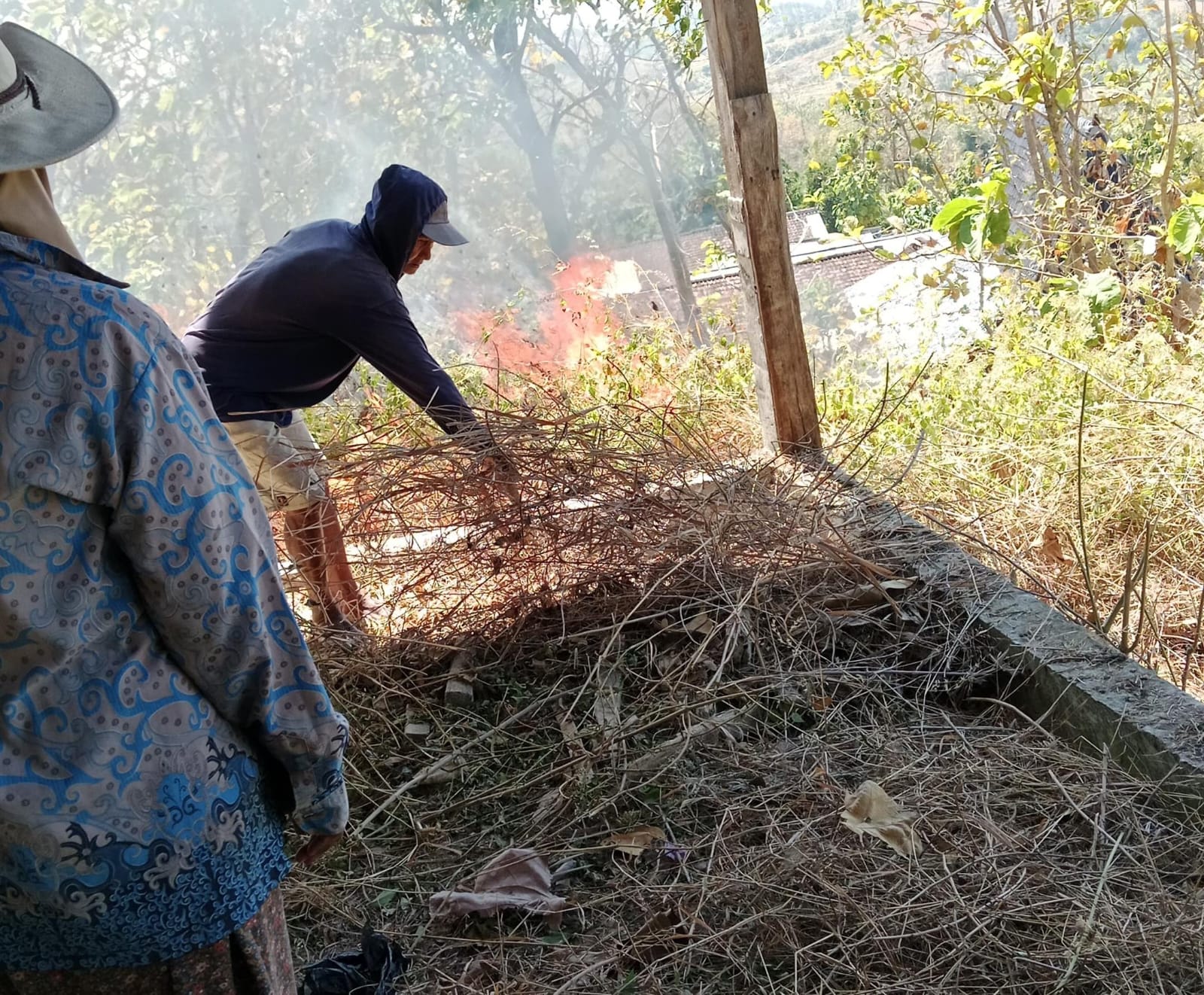 Damkarmat Pos Sekar Berhasil Padamkan Kebakaran Lahan di Desa Deling