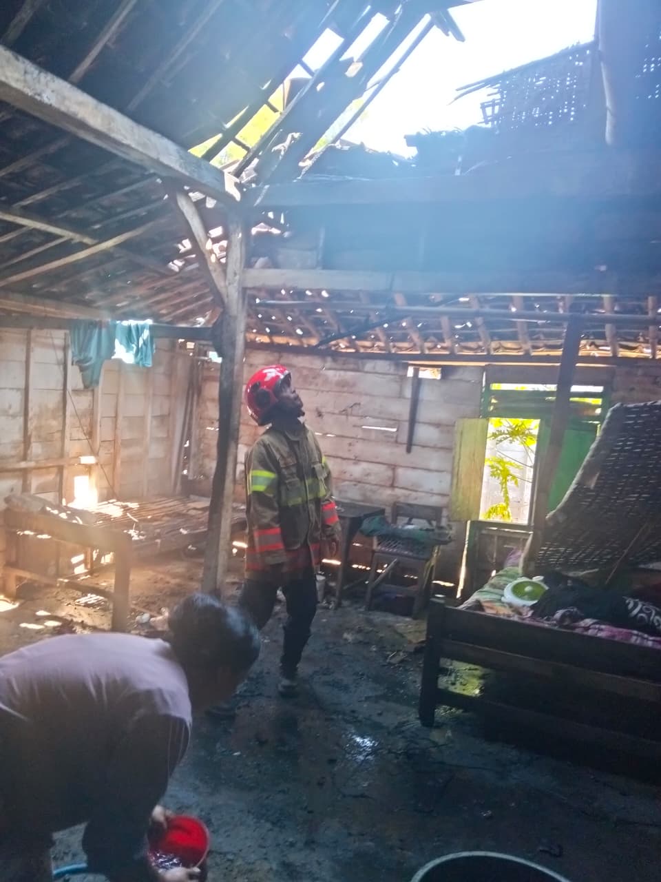 Korsleting Listrik Sebabkan Kebakaran Sebagian Atap Rumah di Desa Mlaten