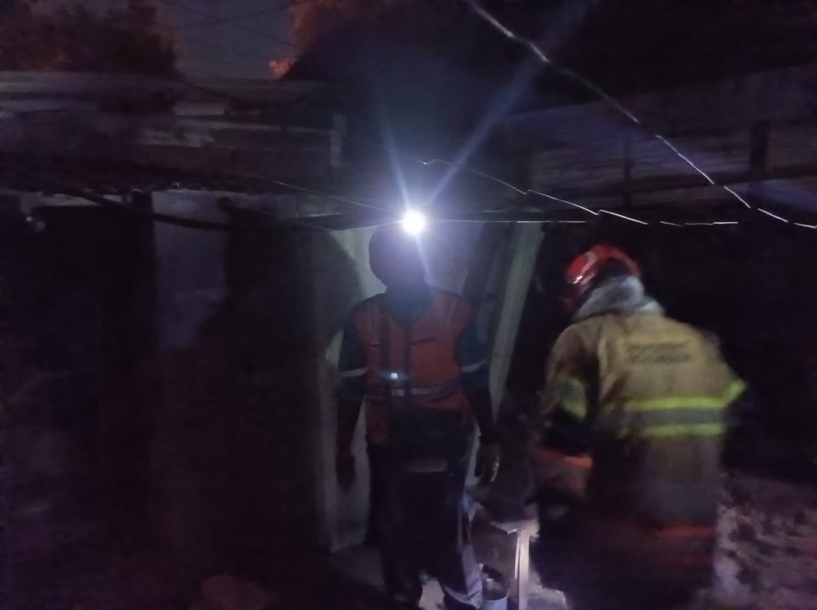 Respons Cepat Damkarmat Bojonegoro Berhasil Cegah Kebakaran Meluas.