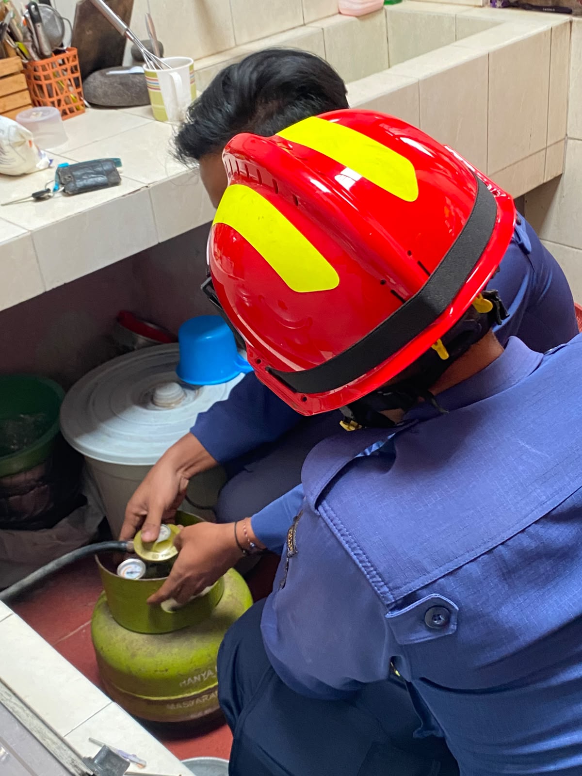 Damkarmat Bojonegoro Tangani Kebocoran Tabung LPG 3 Kilogram di Ledok Kulon