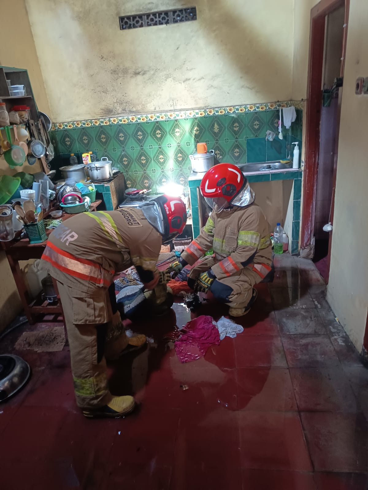 Damkarmat Bojonegoro Berhasil Amankan Kebocoran Tabung LPG di Desa Kalianyar.