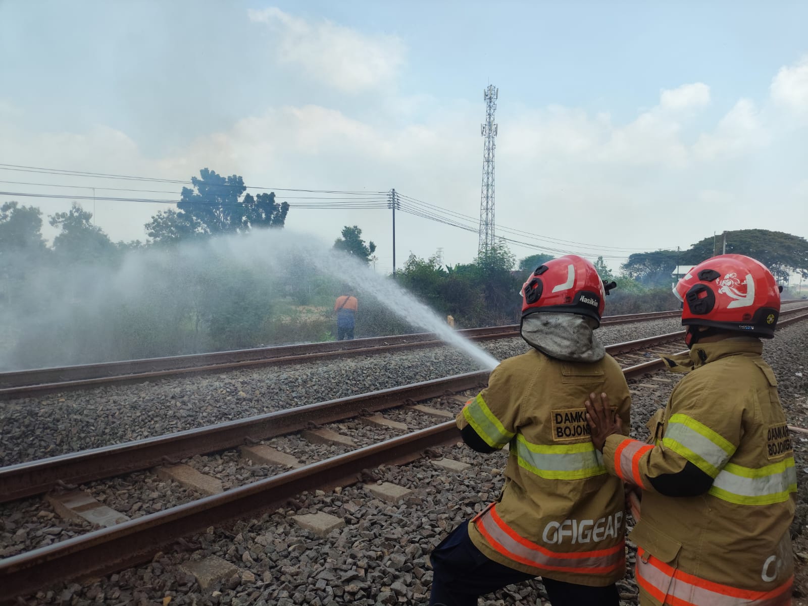 Damkarmat Bojonegoro Berhasil Padamkan Kebakaran Lahan di Ruang Manfaat Jalur Kereta Api.