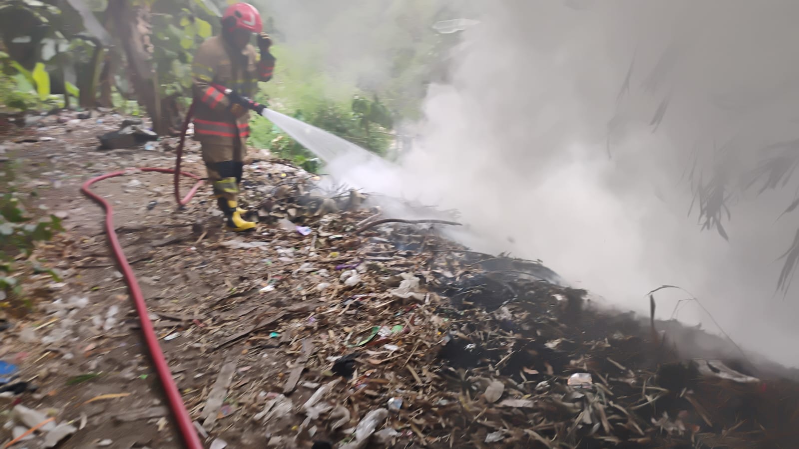 Damkarmat Bojonegoro Tangani Dua Kejadian Kebakaran Lahan di Kecamatan Ngraho dalam Satu Hari