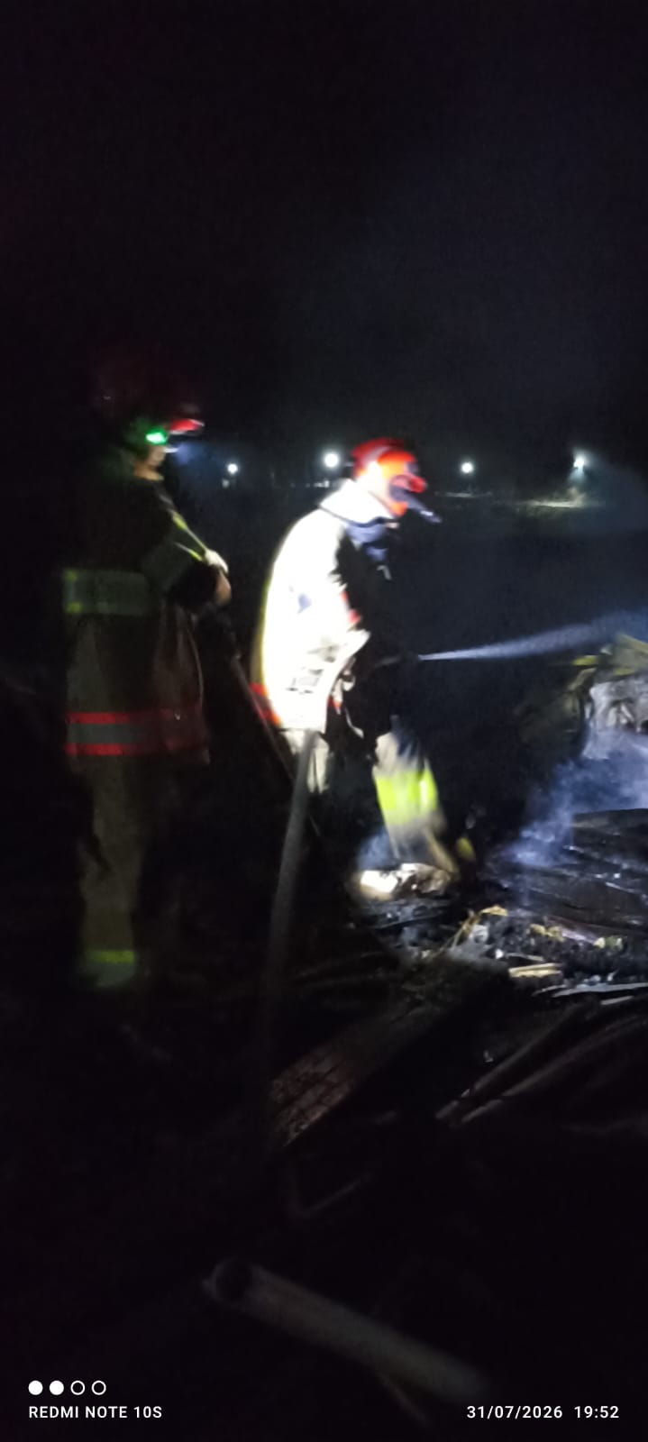 Damkarmat Bojonegoro Berhasil Padamkan Kebakaran Tumpukan Kayu di Kedungadem