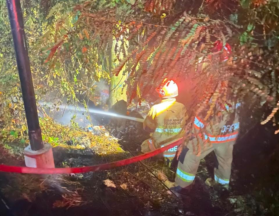 Damkarmat Bojonegoro Padamkan Kebakaran Tumpukan Sampah yang Merusak Kabel Fiber Optik di Padangan