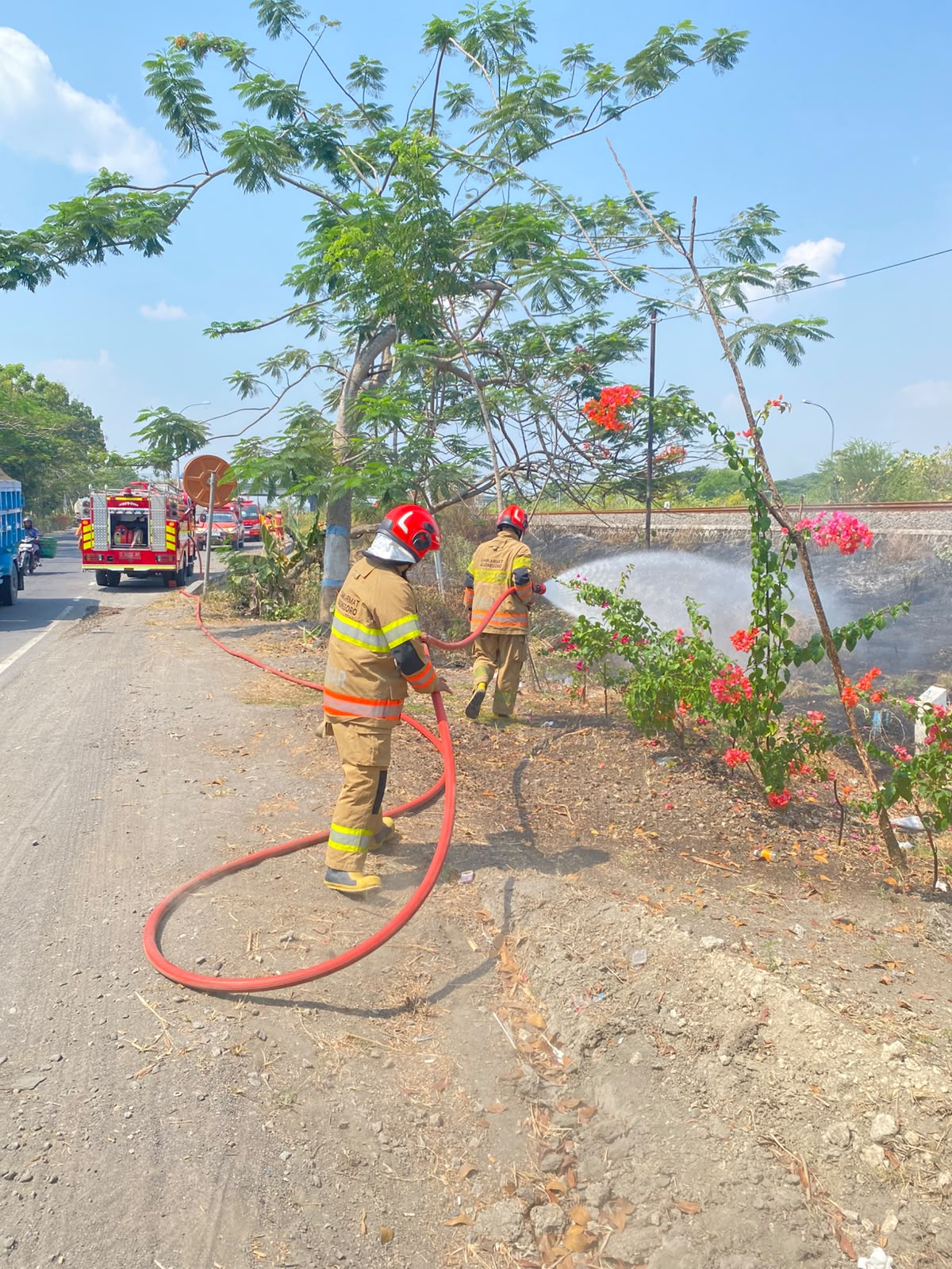 Damkarmat Bojonegoro Tangani Kebakaran Lahan Kosong Dekat Rel Kereta Api di Gayam