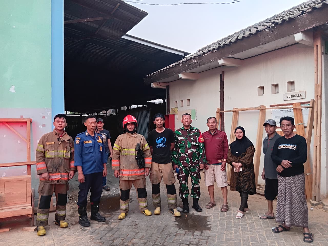 Kebakaran Kayu Jati di UPT Kayu Dispernaker Bojonegoro Berhasil Dipadamkan