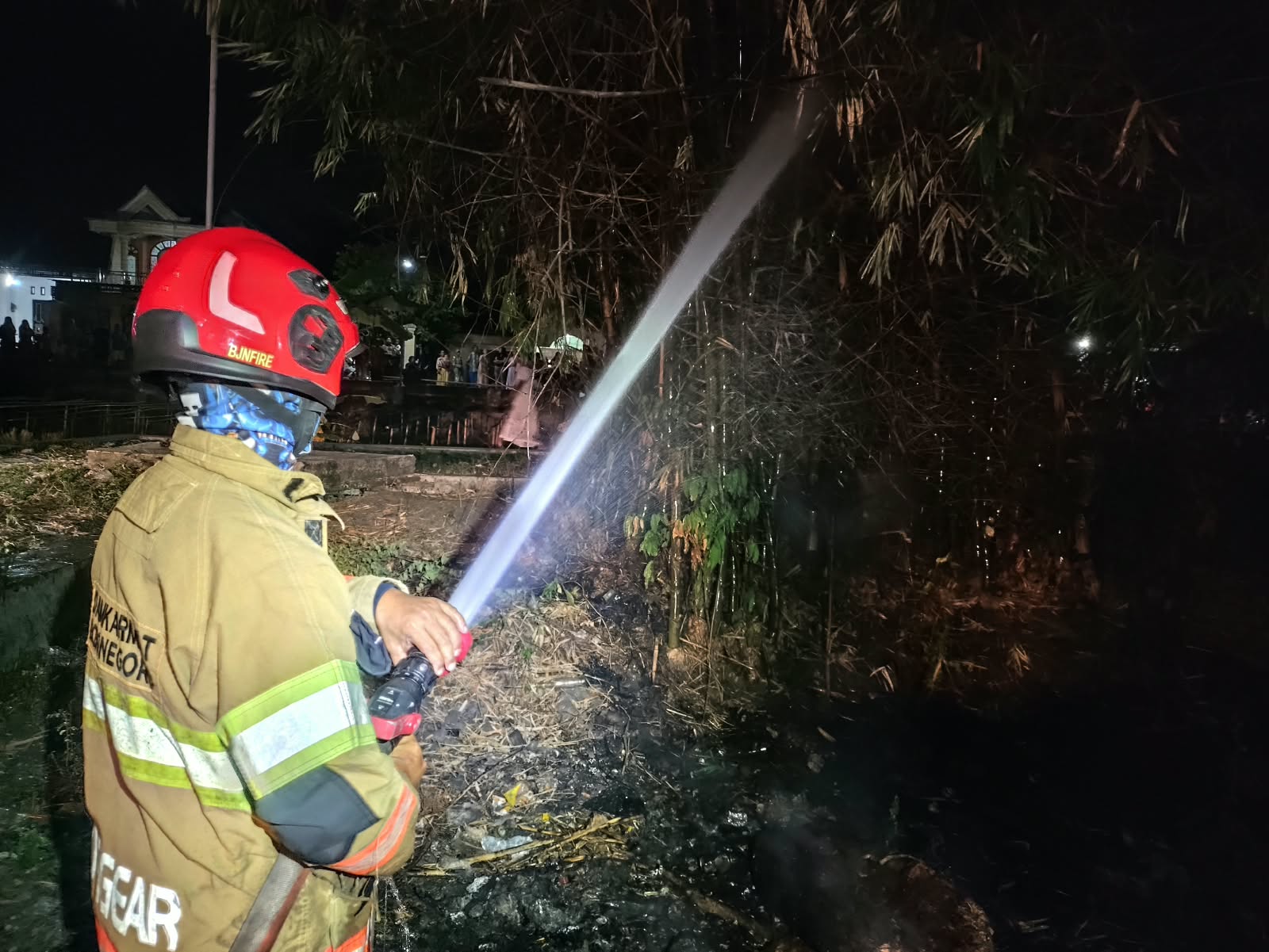 Kebakaran Rumpun Bambu di Desa Woro Kepohbaru Berhasil Dipadamkan