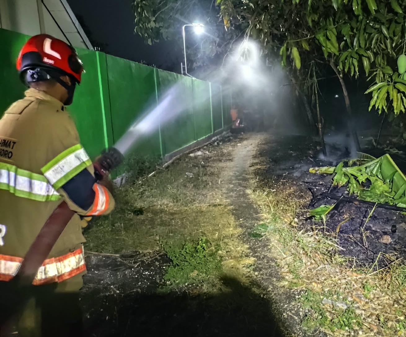 Kebakaran Rumpun Bambu di Desa Babad Kedungadem Berhasil Dipadamkan