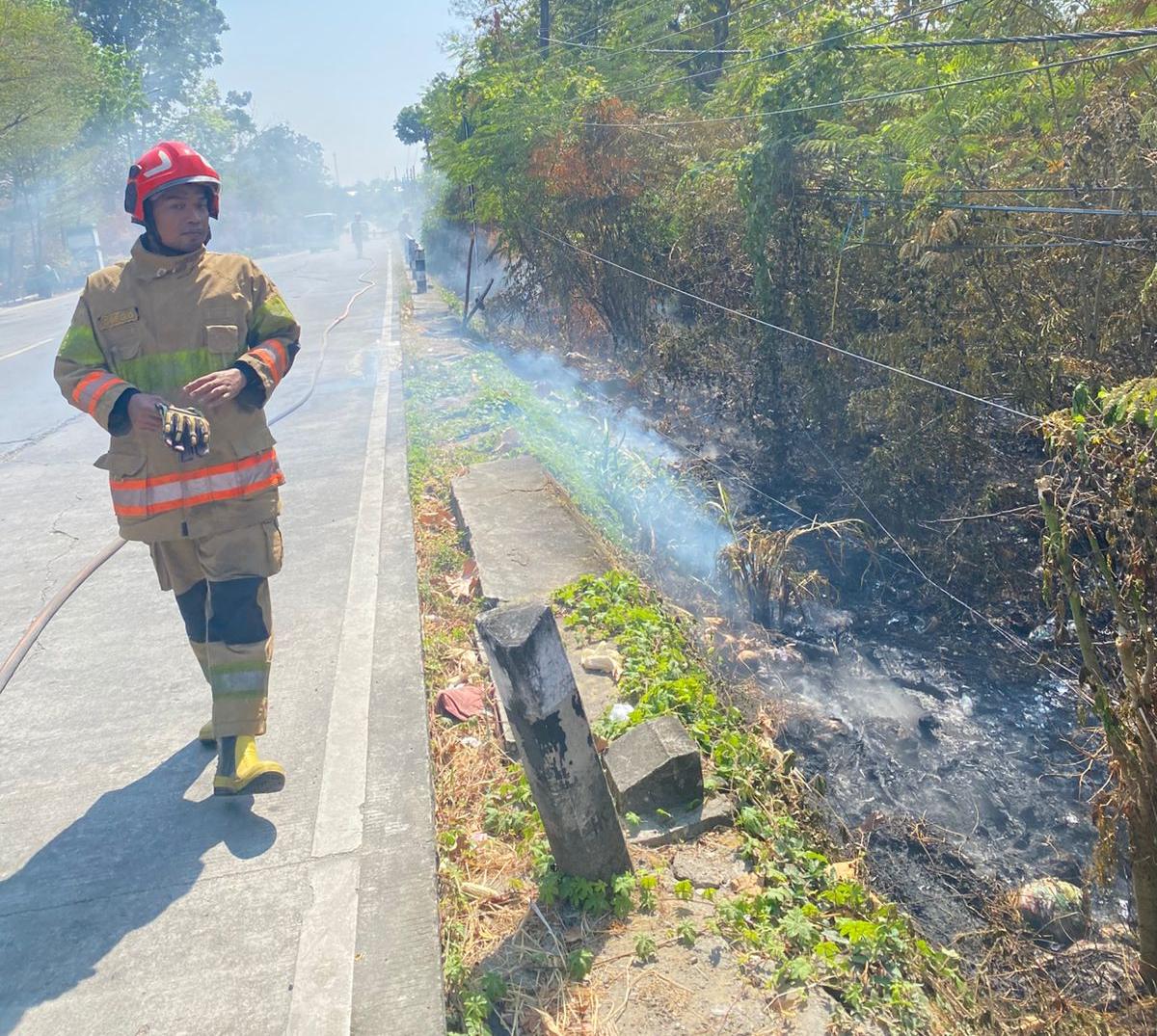 Kebakaran Lahan dan Tumpukan Sampah di Padangan Menjalar ke Kabel Fiber Optik