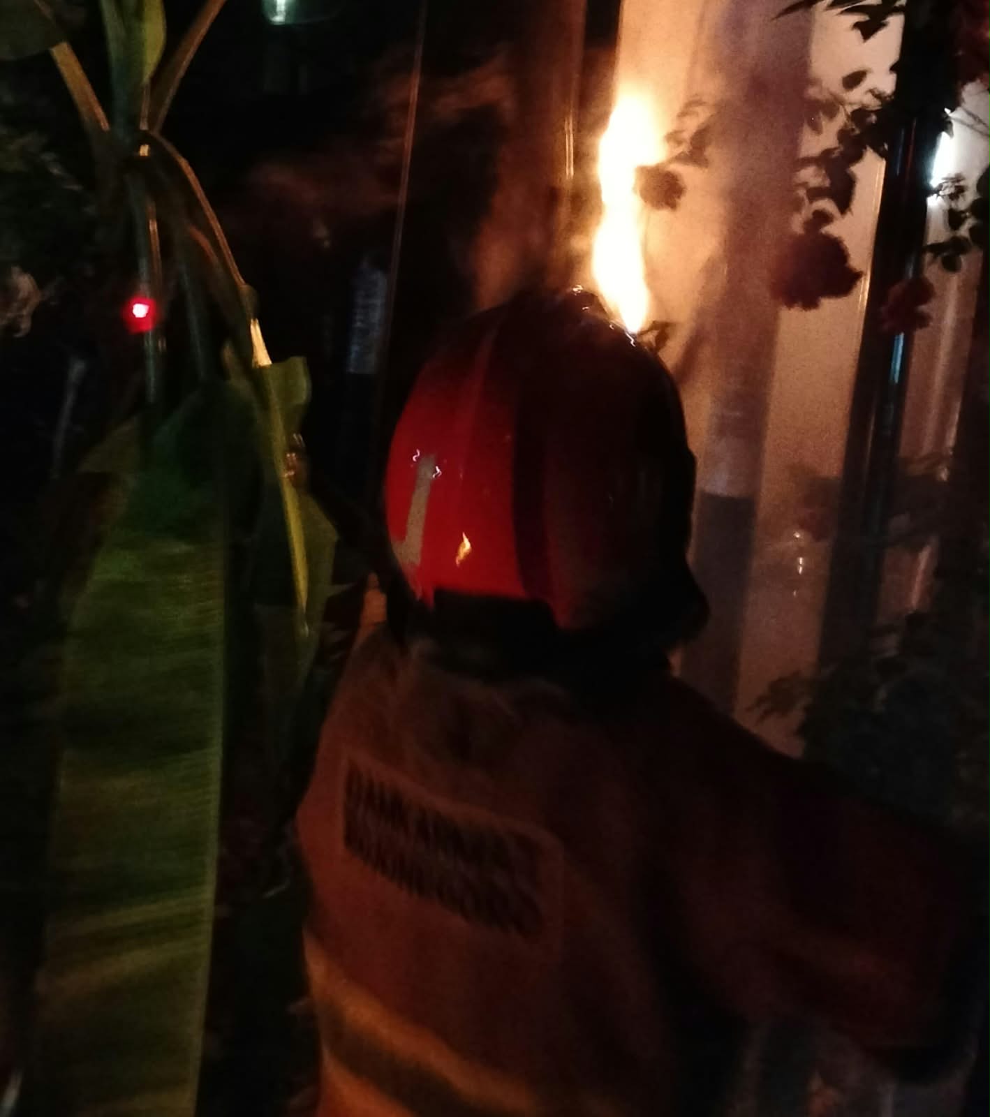 Kebakaran Kabel Listrik Terjadi di Desa Jampet, Petugas Damkarmat Bojonegoro Berhasil Padamkan Api