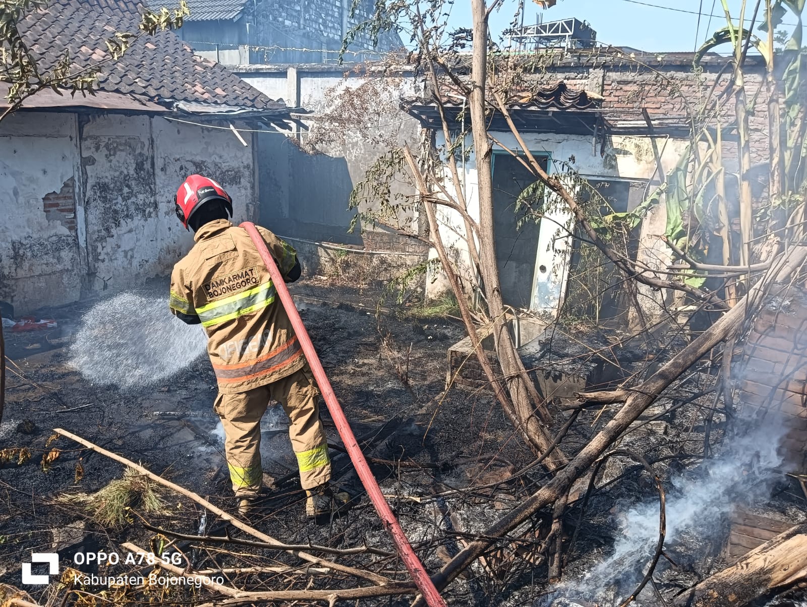 Kebakaran Lahan di Sukorejo Berhasil Dipadamkan, Rumah Warga Berhasil Diselamatkan