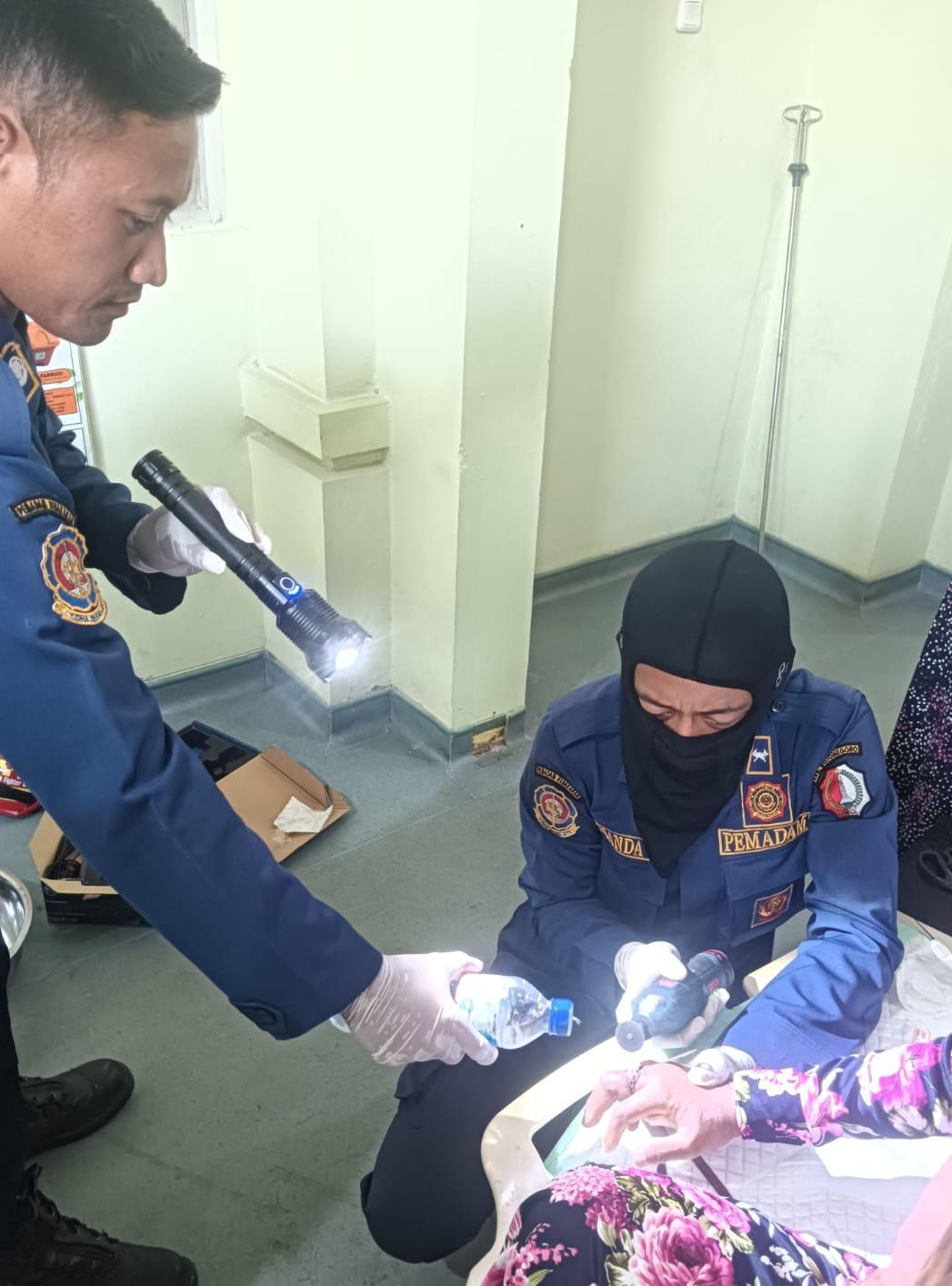 Damkarmat Bojonegoro Berhasil Evakuasi Cincin yang Tidak Dapat Dilepas dari Jari Korban