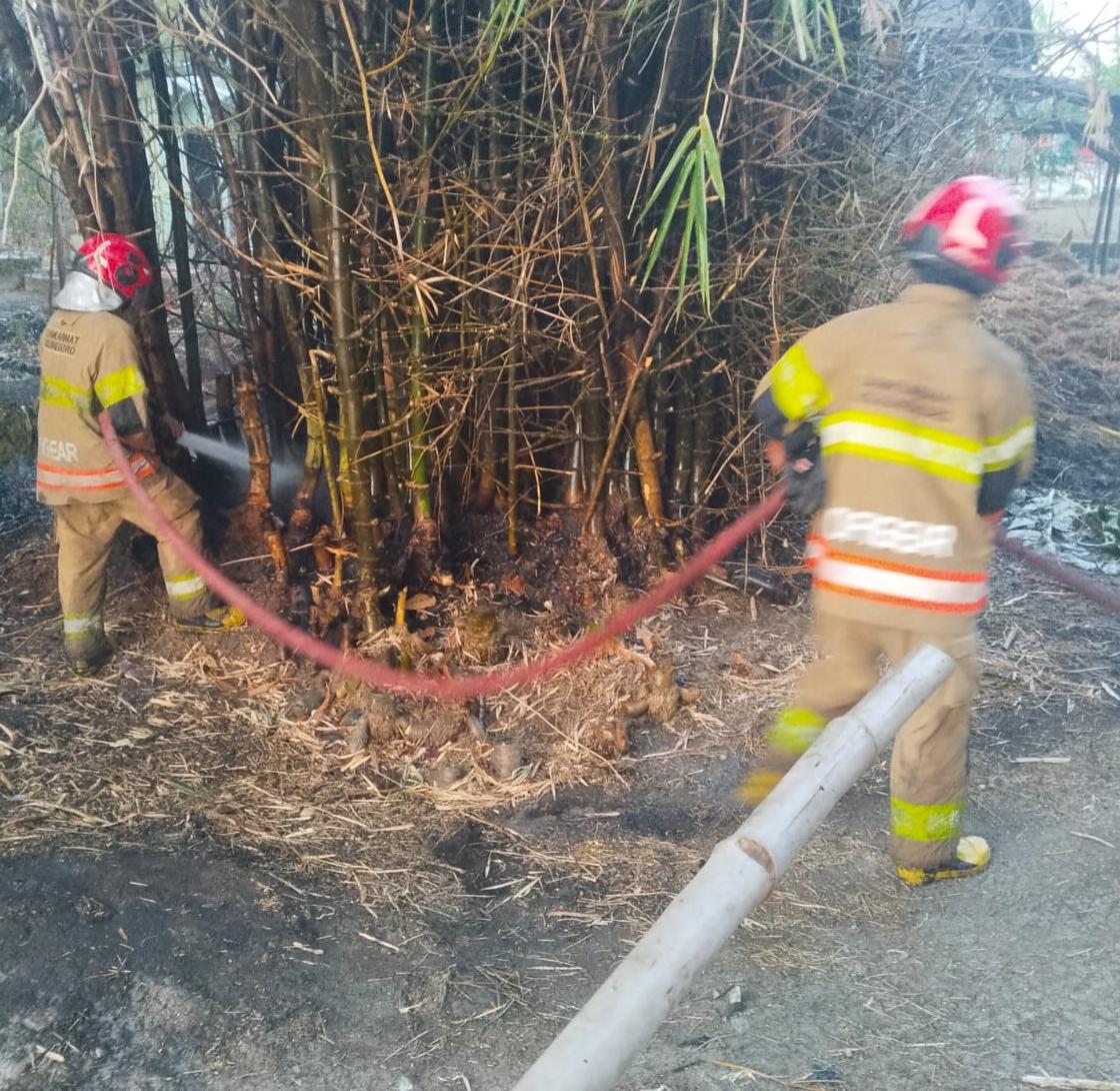Kebakaran Sampah Menjalar ke Rumpun Bambu, Rumah Warga di Sukosewu Berhasil Diselamatkan