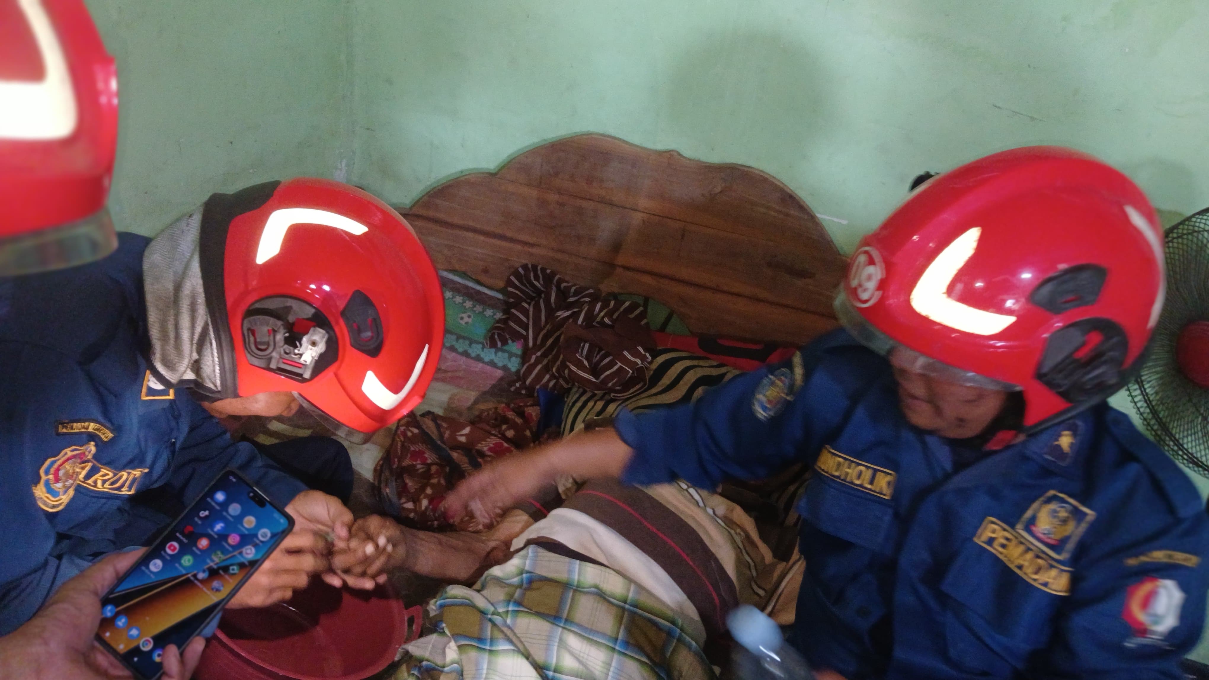Damkarmat Bojonegoro Evakuasi Cincin yang Sulit Dilepas dari Jari Warga di Kepohbaru