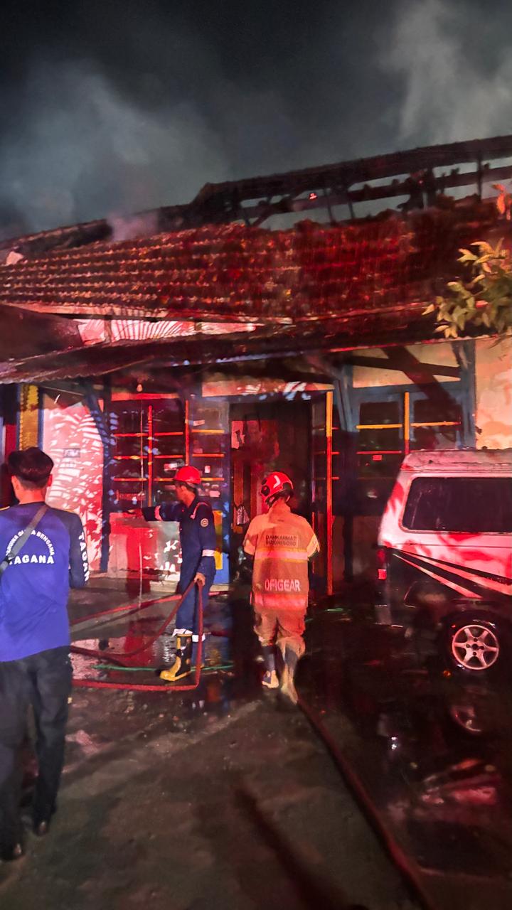 Damkarmat Bojonegoro Dukung Pemadaman Kebakaran Rumah Aset PT KAI di Cepu