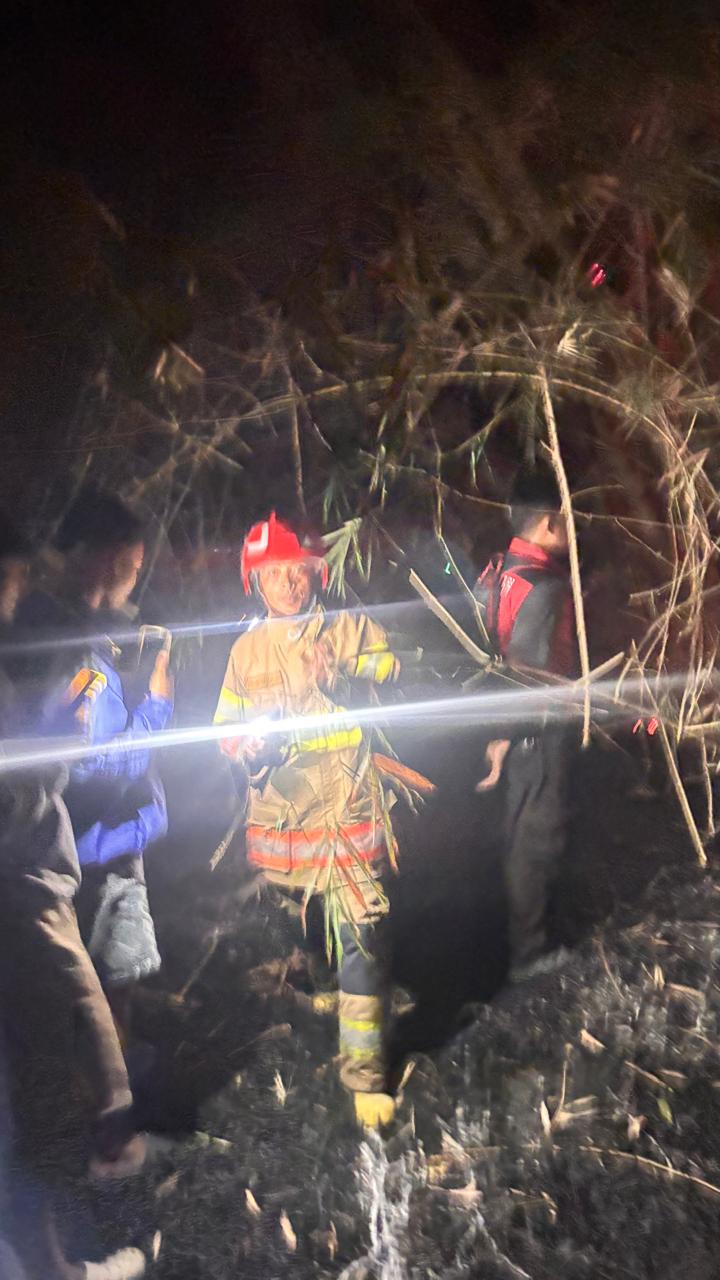 Damkarmat Bojonegoro Tangani Kebakaran Lahan dan Rumpun Bambu Dekat Permukiman di Kuncen
