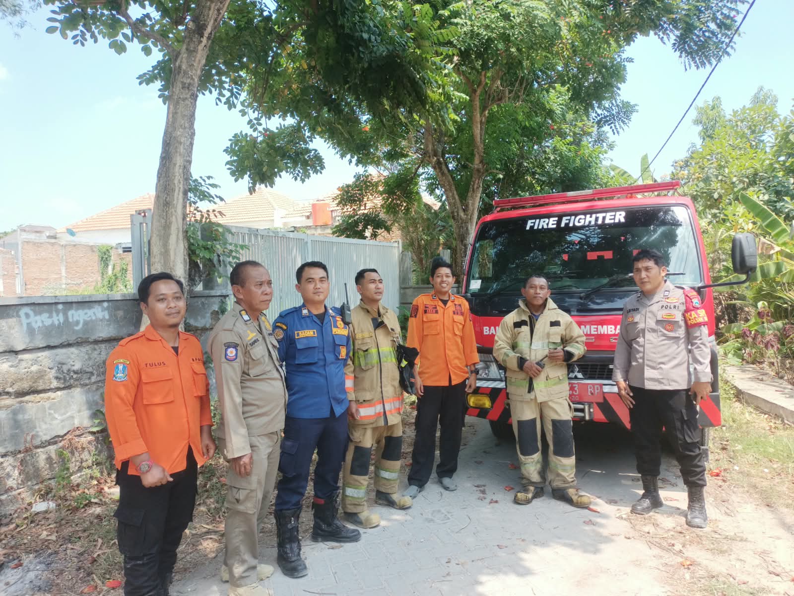 Damkarmat Bojonegoro Padamkan Kebakaran Lahan di Kalianyar Kapas
