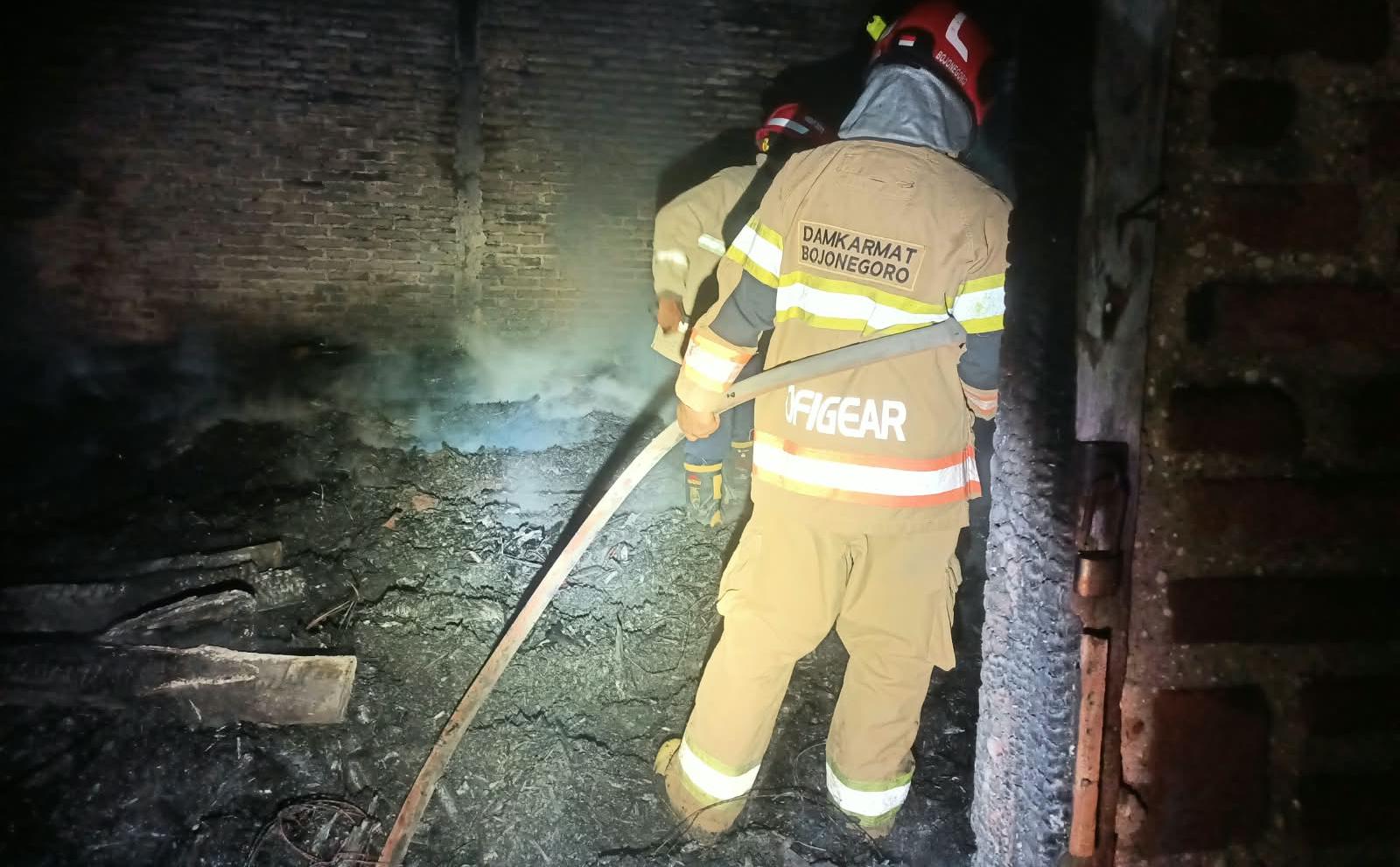 Damkarmat Bojonegoro Tangani Kebakaran Oven Tembakau di Temayang