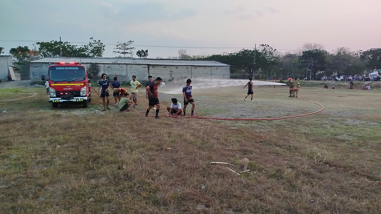 Damkarmat Bojonegoro Dukung Kegiatan Masyarakat melalui Penyiraman Lapangan di Kebonagung