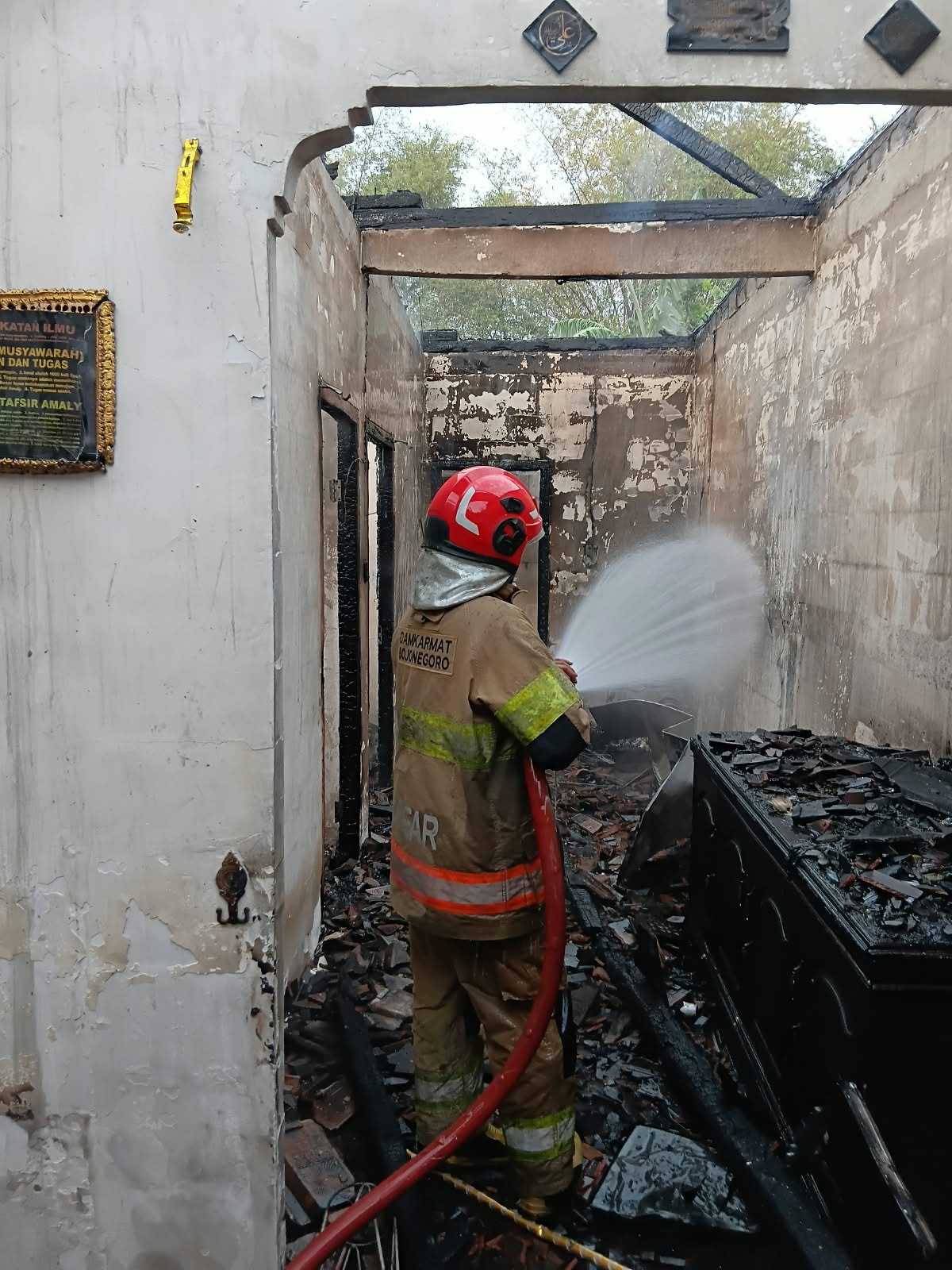 Damkarmat Bojonegoro Tangani Kebakaran Rumah di Sumberagung, Dua Warga Alami Luka Bakar