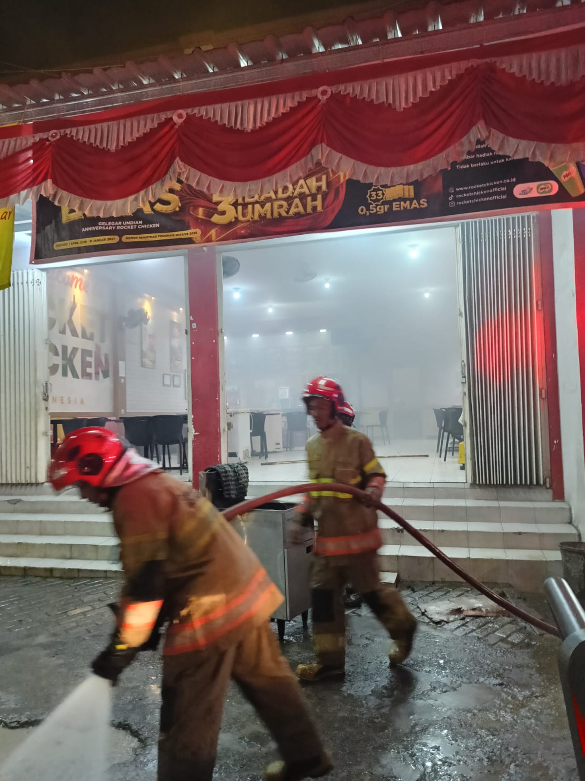 Damkarmat Bojonegoro Tangani Kebakaran Mesin Penggorengan di Rumah Makan Jalan Lettu Suyitno