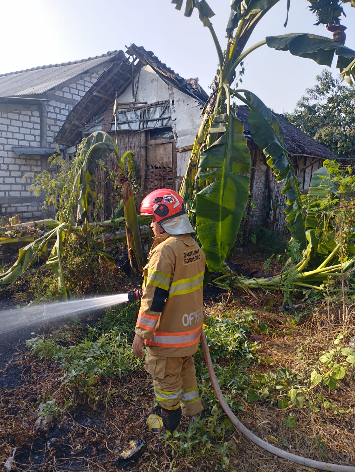 Damkarmat Bojonegoro Tangani Kebakaran Rumah Kosong di Desa Baureno