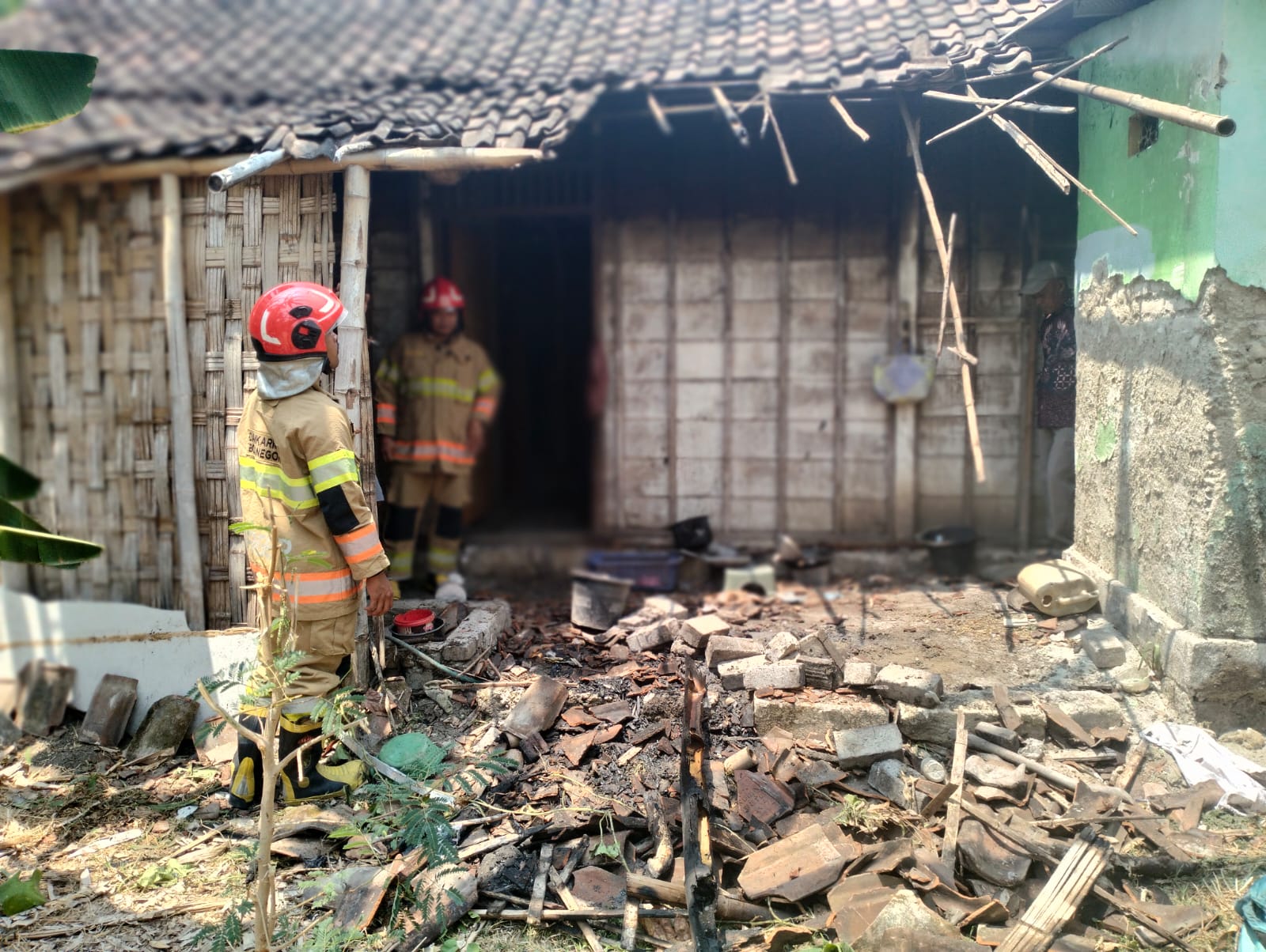 Damkarmat Bojonegoro Tangani Kebakaran Dapur Rumah Warga di Desa Penganten