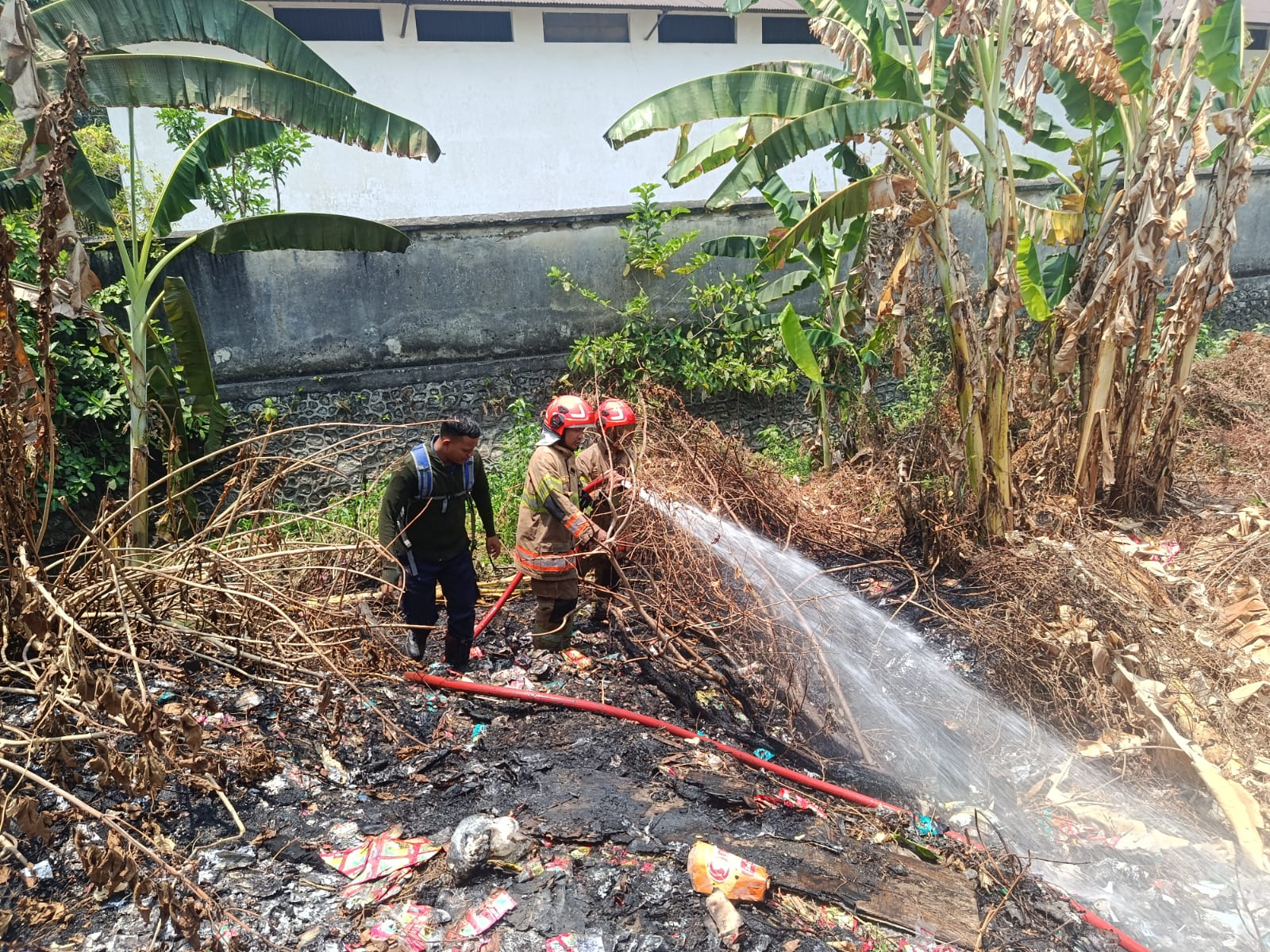 Damkarmat Bojonegoro Tangani Kebakaran Lahan Dekat SPBU Kalianyar