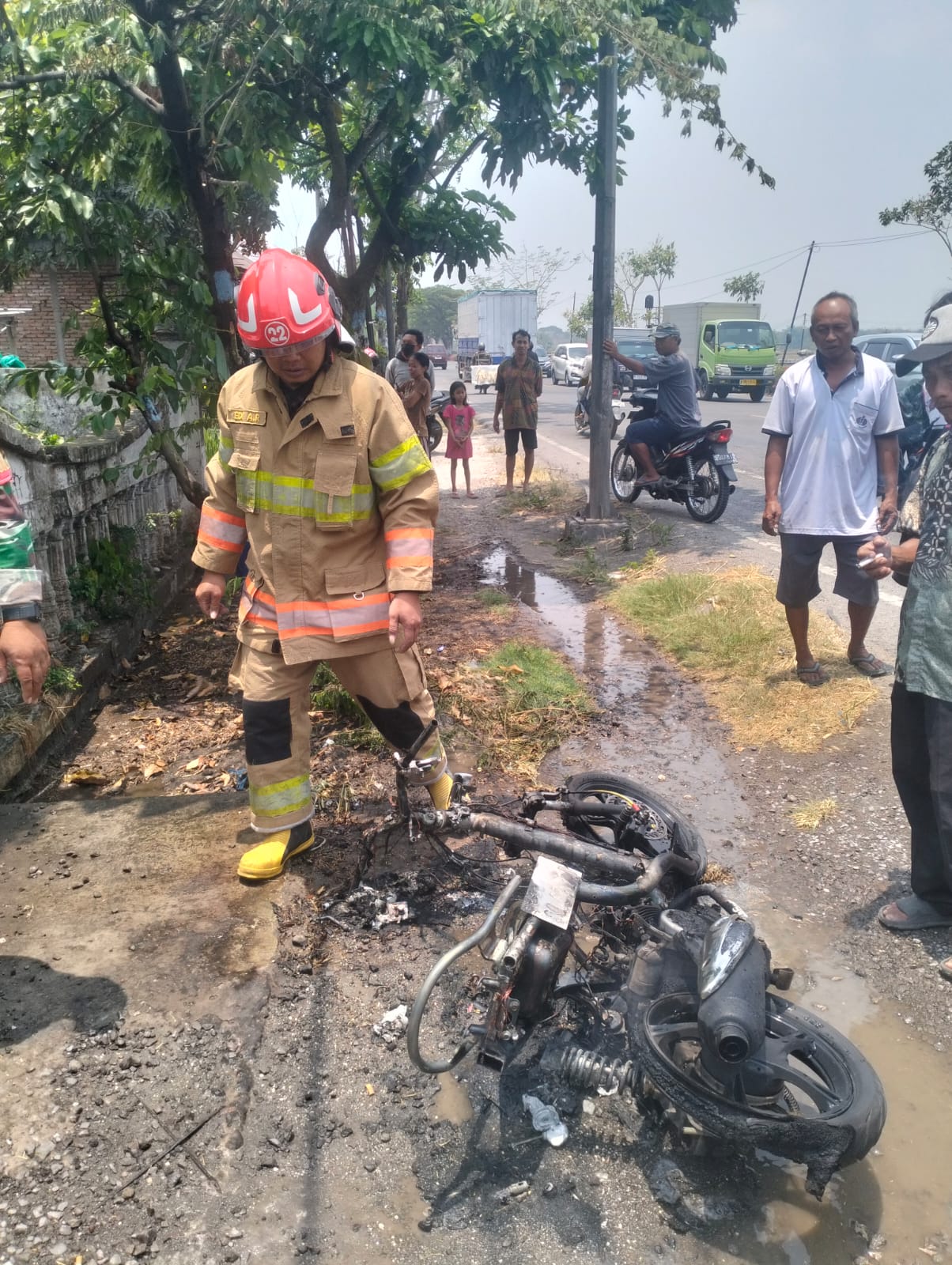 Damkarmat Bojonegoro Tangani Kebakaran Sepeda Motor di Margomulyo Balen