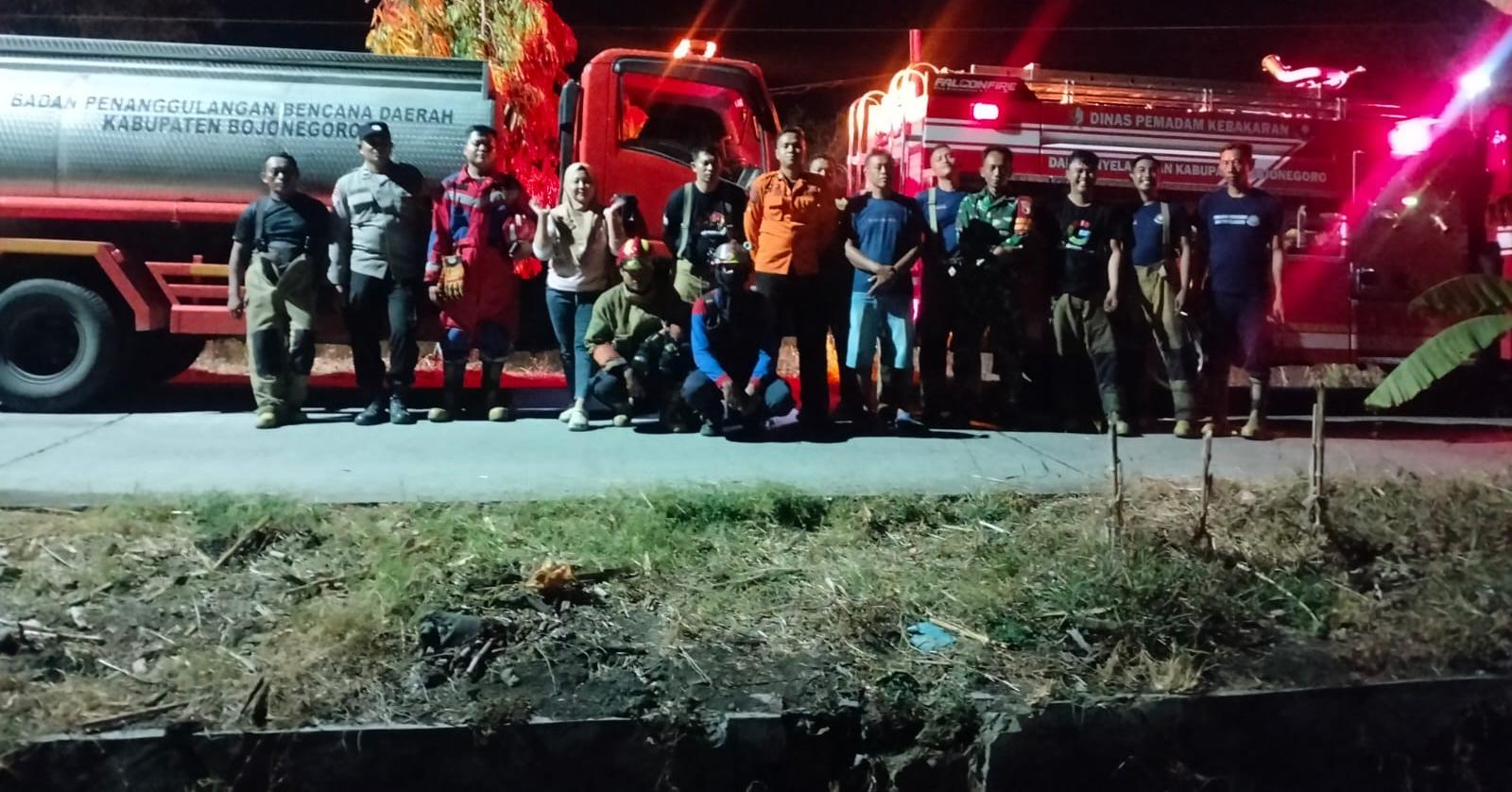 Damkarmat Bojonegoro Tangani Kebakaran Rumpun Bambu Dekat Permukiman Warga di Tinumpuk