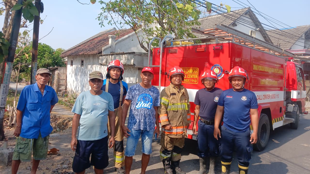 Damkarmat Bojonegoro Tangani Kebakaran Lahan dan Rumpun Bambu di Sumbergede