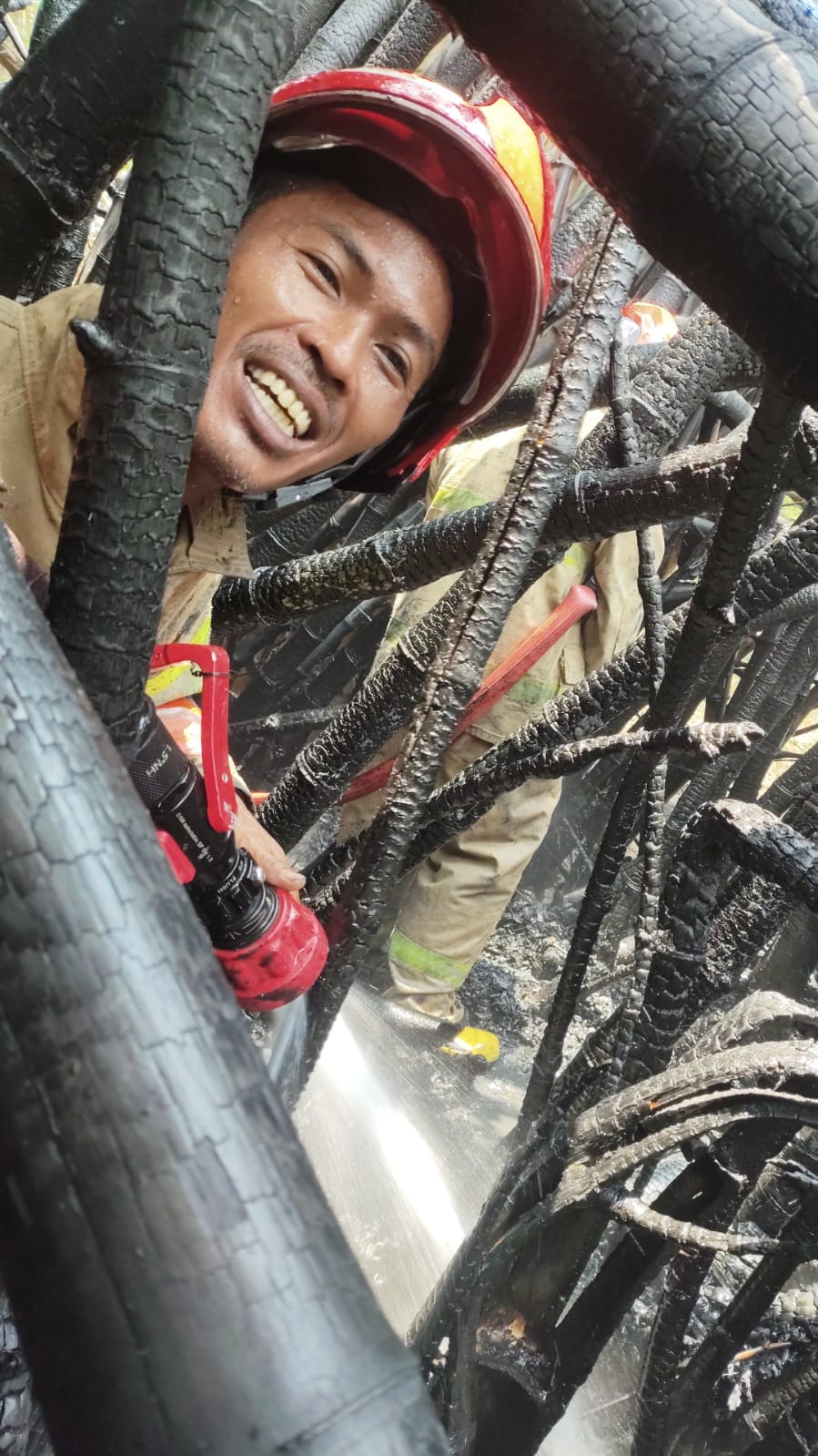 Damkarmat Bojonegoro Padamkan Kebakaran Lahan di Kelurahan Jetak, Tiga Rumah Berhasil Diselamatkan
