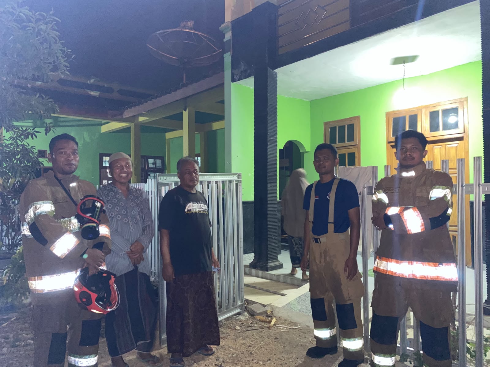Damkarmat Bojonegoro Padamkan Kebakaran Tumpukan Kayu di Mojodelik, Rumah Berhasil Diselamatkan
