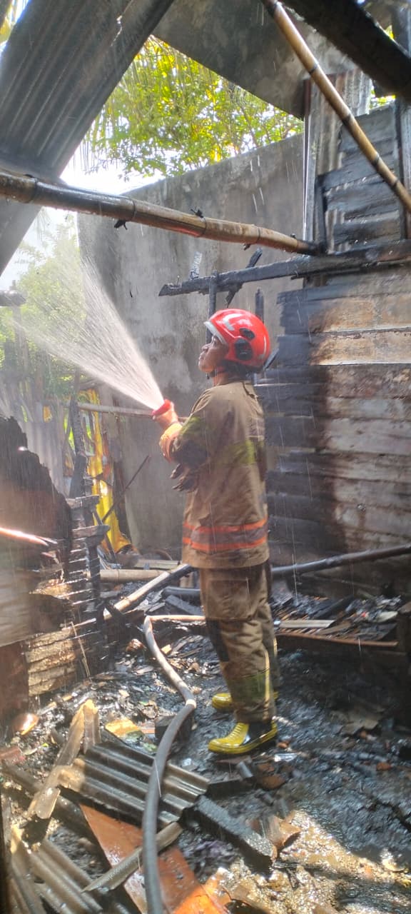 Damkarmat Bojonegoro Padamkan Kebakaran Rumah di Cendono.