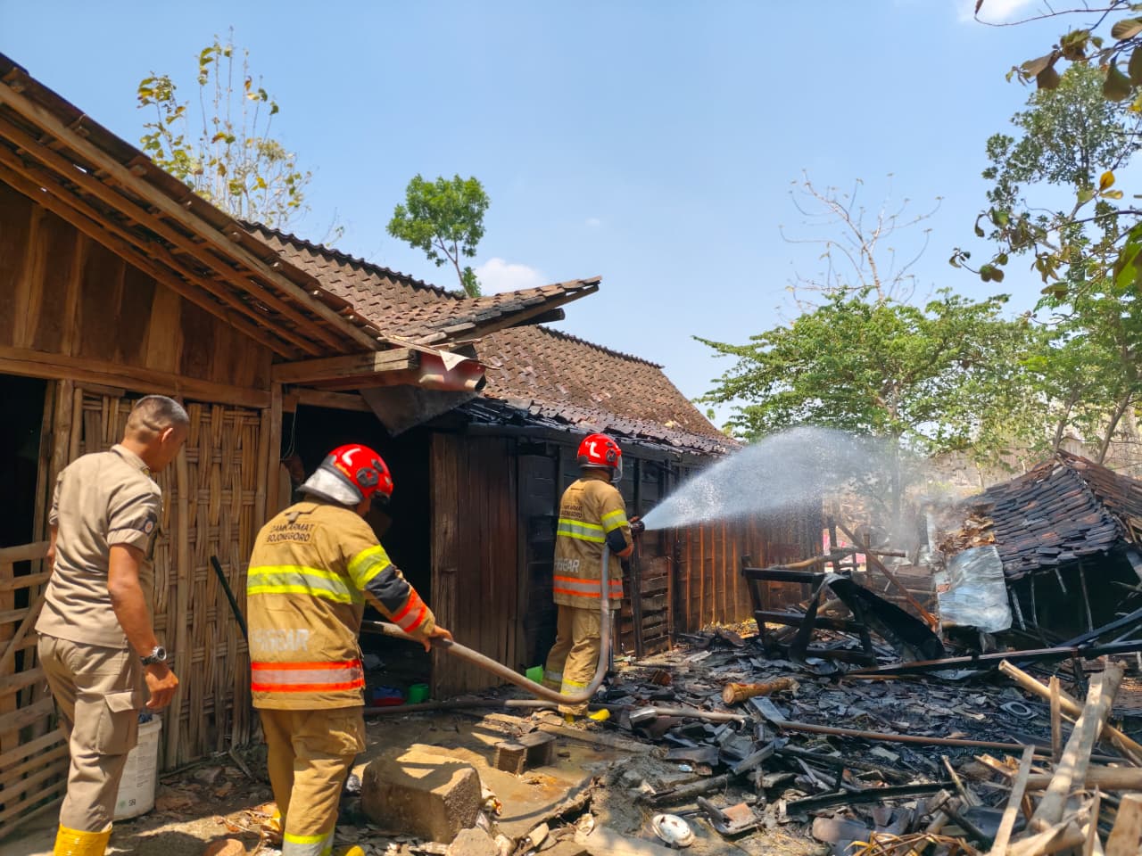 Damkarmat Bojonegoro Padamkan Kebakaran Rumah di Desa Ngasem, Kerugian Ditaksir Rp20 Juta