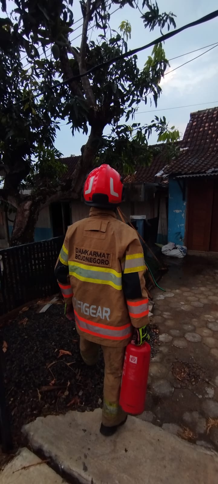 Kebakaran Kabel Jaringan Listrik di Malo, Damkarmat Bojonegoro Selamatkan Dua Bangunan .