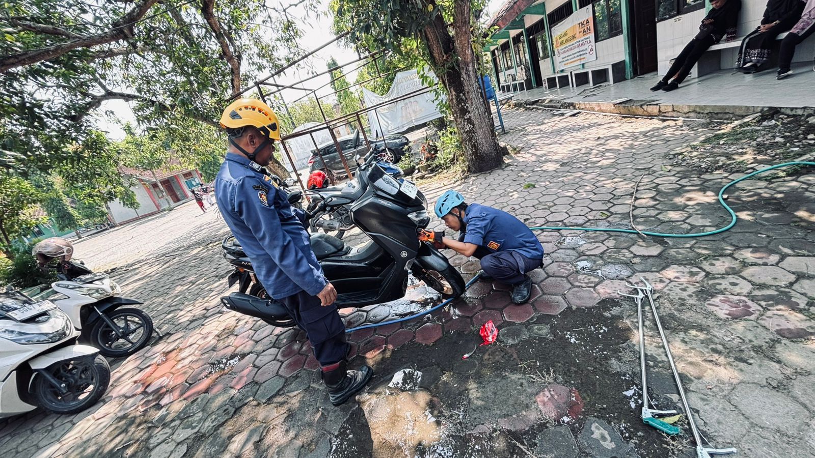 Damkarmat Bojonegoro Evakuasi Ular Kayu dari Sepeda Motor di SDN Pojok Purwosari