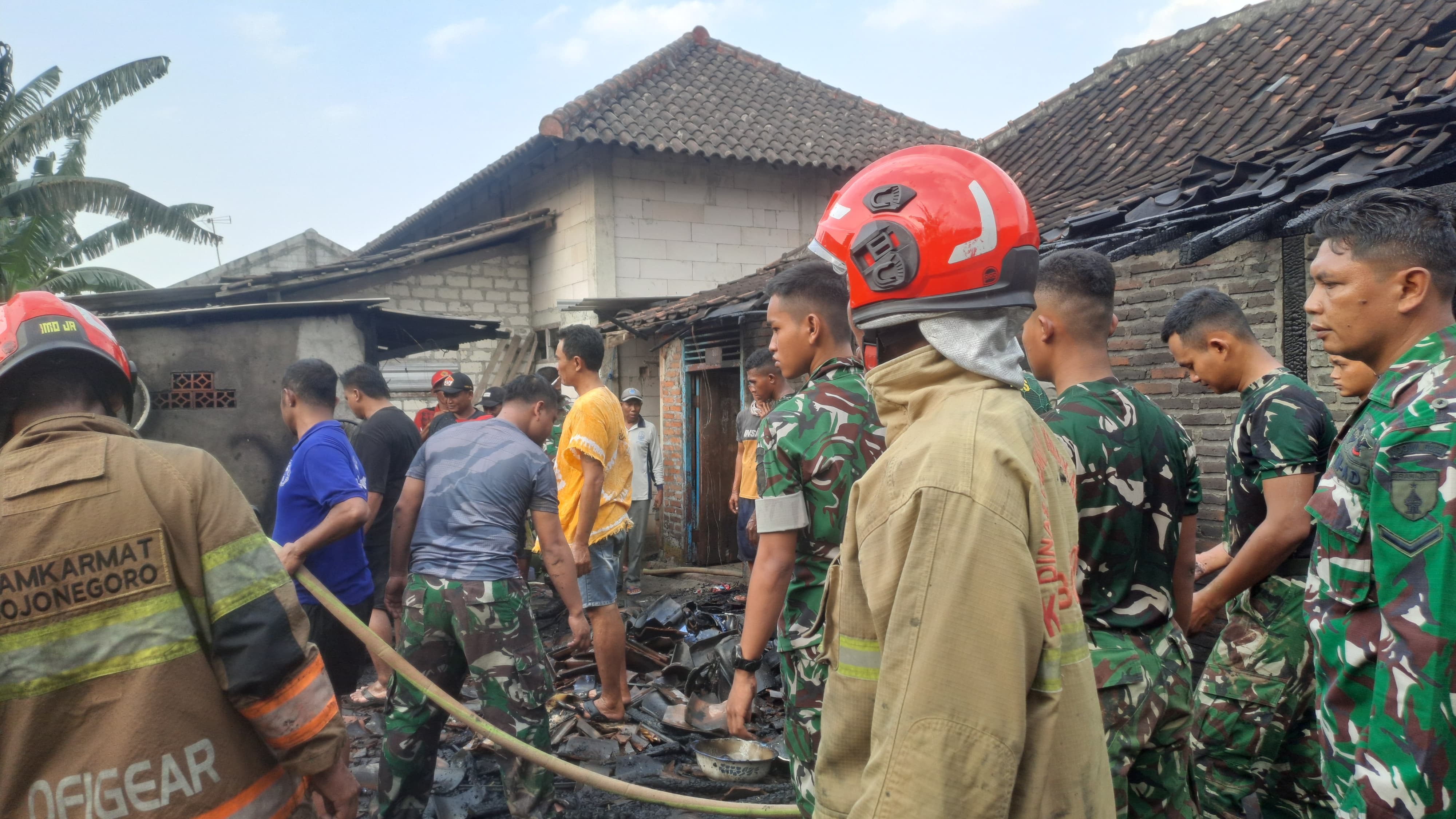 Damkarmat Bojonegoro Tangani Kebakaran Rumah di Buntalan Temayang