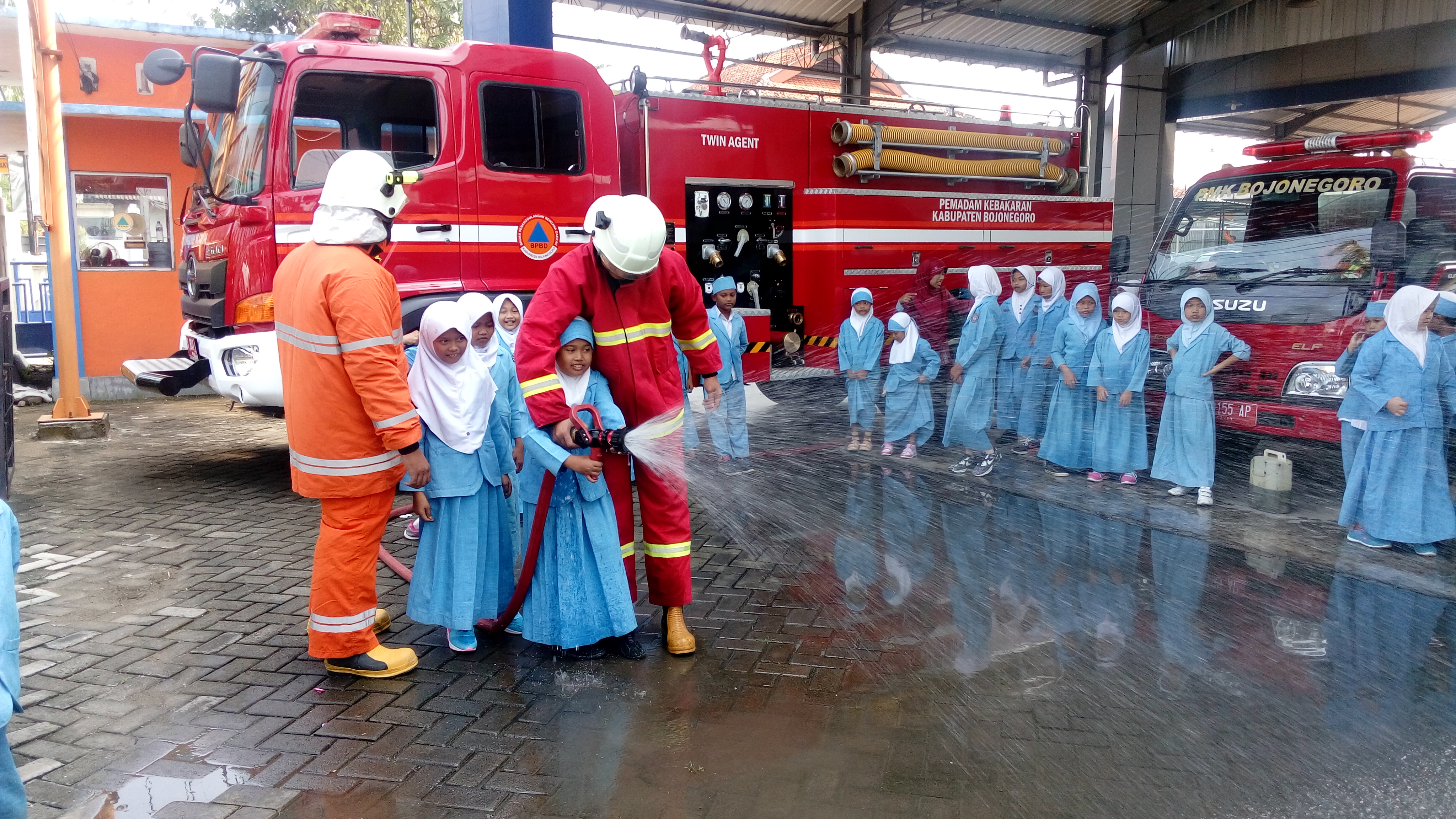 KUNJUNGAN SISWA SEKOLAH